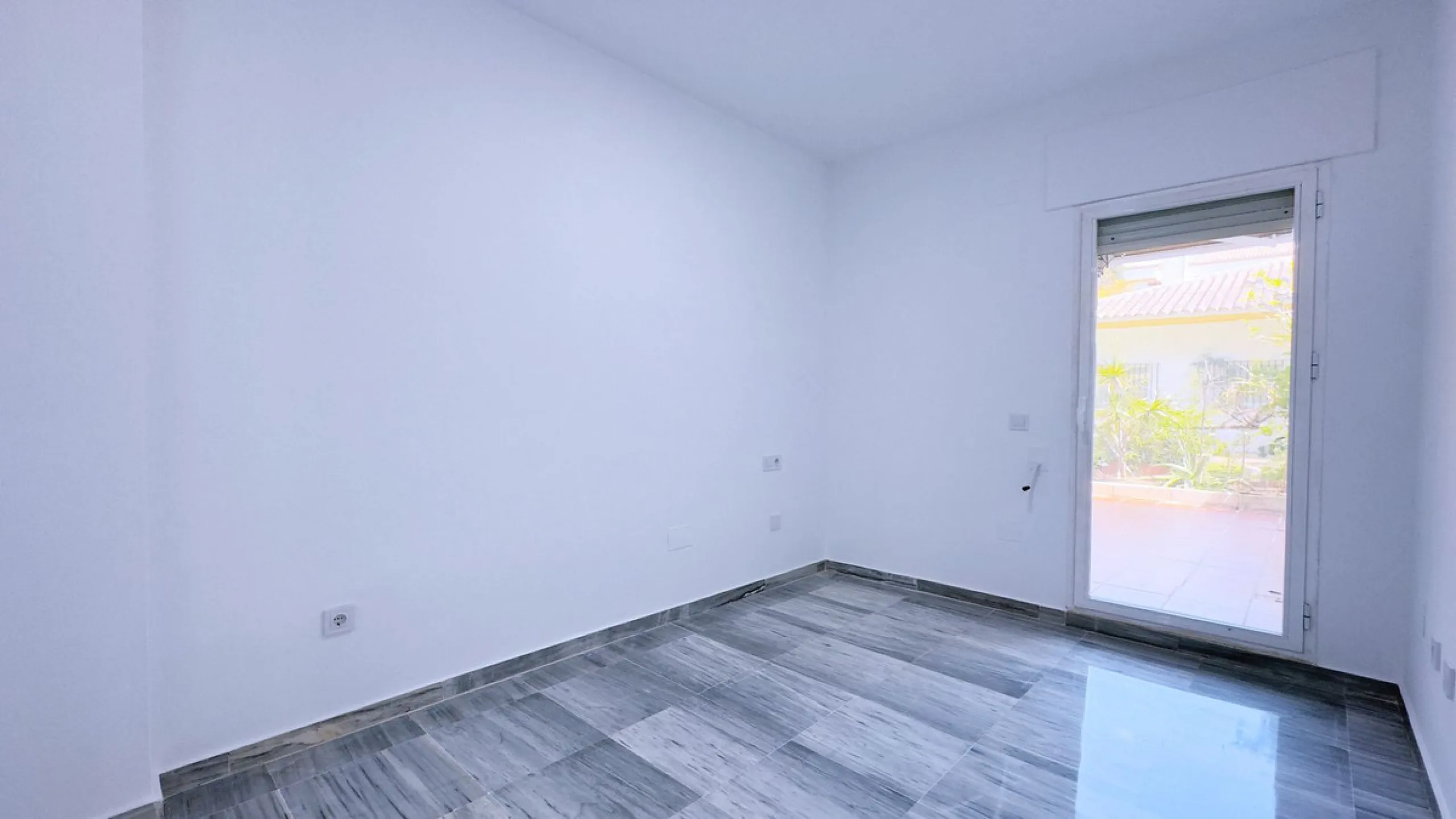 In the heart of the Golden Mile, one of the most sought-after residential areas. Discover your new home in Marbella! This beautiful, recently renovated ground-floor apartment boasts 150 m² of built area and 70 m² of garden and terrace, offering an ideal s