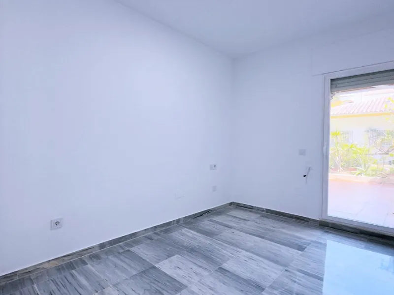 In the heart of the Golden Mile, one of the most sought-after residential areas. Discover your new home in Marbella! This beautiful, recently renovated ground-floor apartment boasts 150 m² of built area and 70 m² of garden and terrace, offering an ideal s