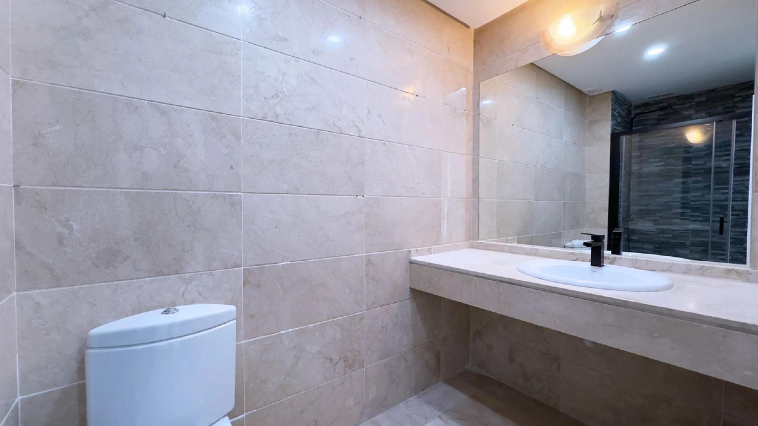 In the heart of the Golden Mile, one of the most sought-after residential areas. Discover your new home in Marbella! This beautiful, recently renovated ground-floor apartment boasts 150 m² of built area and 70 m² of garden and terrace, offering an ideal s