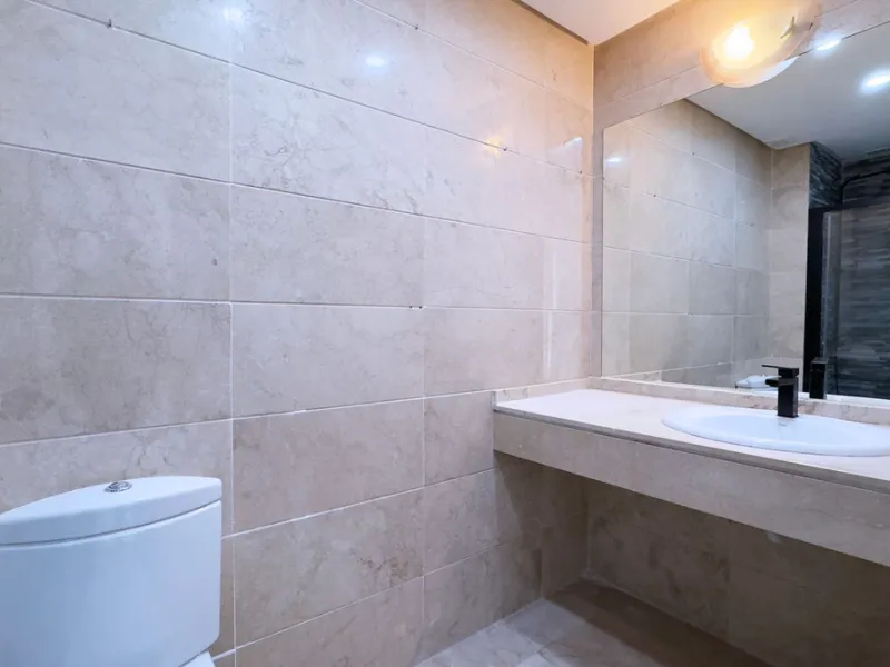 In the heart of the Golden Mile, one of the most sought-after residential areas. Discover your new home in Marbella! This beautiful, recently renovated ground-floor apartment boasts 150 m² of built area and 70 m² of garden and terrace, offering an ideal s