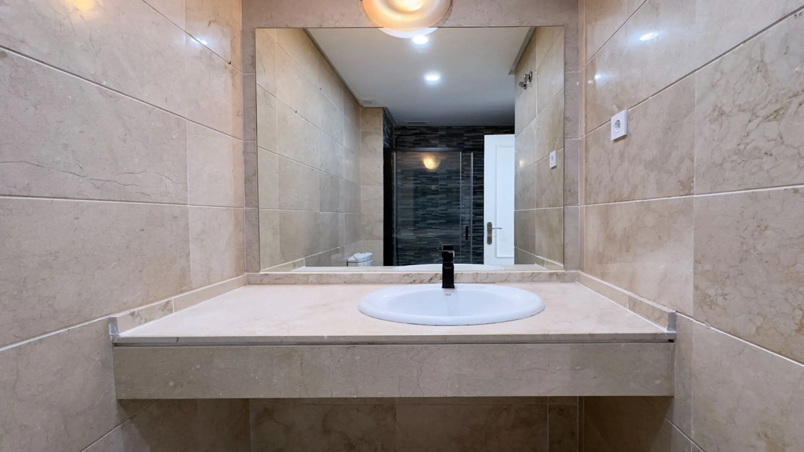 In the heart of the Golden Mile, one of the most sought-after residential areas. Discover your new home in Marbella! This beautiful, recently renovated ground-floor apartment boasts 150 m² of built area and 70 m² of garden and terrace, offering an ideal s