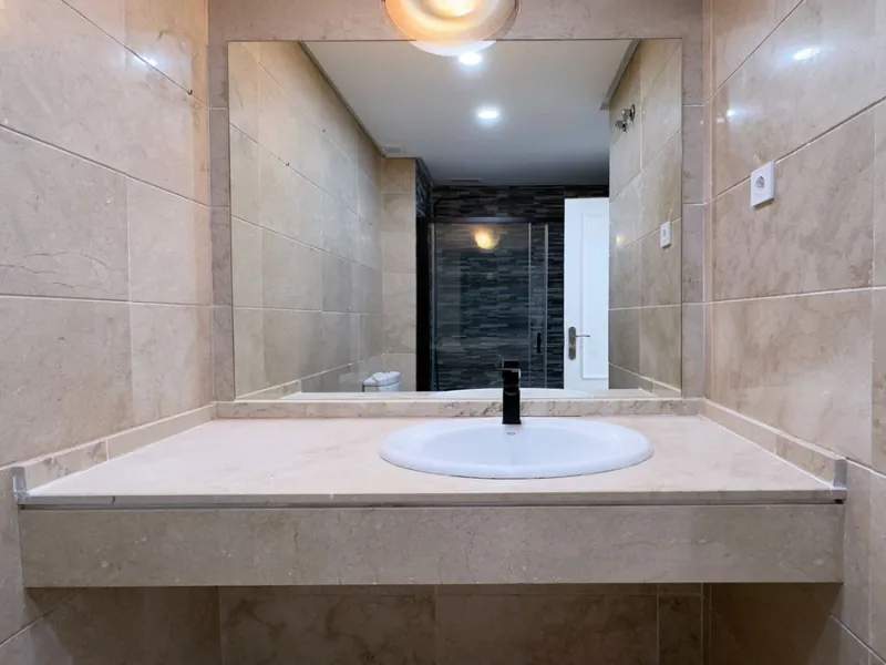 In the heart of the Golden Mile, one of the most sought-after residential areas. Discover your new home in Marbella! This beautiful, recently renovated ground-floor apartment boasts 150 m² of built area and 70 m² of garden and terrace, offering an ideal s