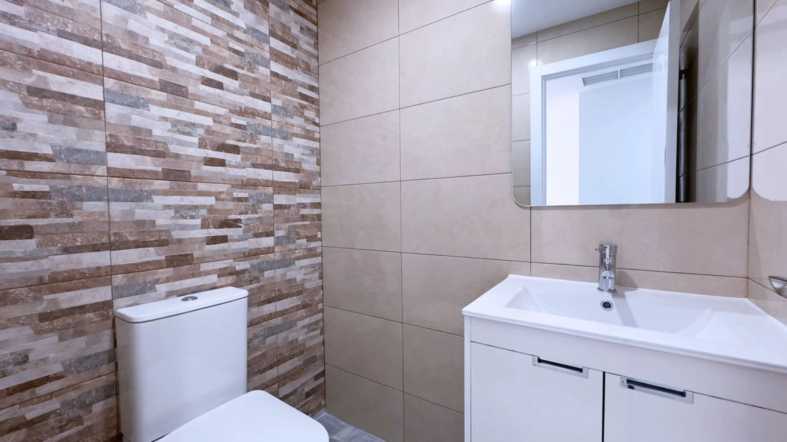 In the heart of the Golden Mile, one of the most sought-after residential areas. Discover your new home in Marbella! This beautiful, recently renovated ground-floor apartment boasts 150 m² of built area and 70 m² of garden and terrace, offering an ideal s