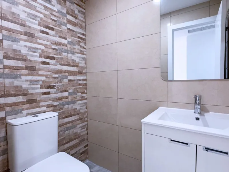 In the heart of the Golden Mile, one of the most sought-after residential areas. Discover your new home in Marbella! This beautiful, recently renovated ground-floor apartment boasts 150 m² of built area and 70 m² of garden and terrace, offering an ideal s
