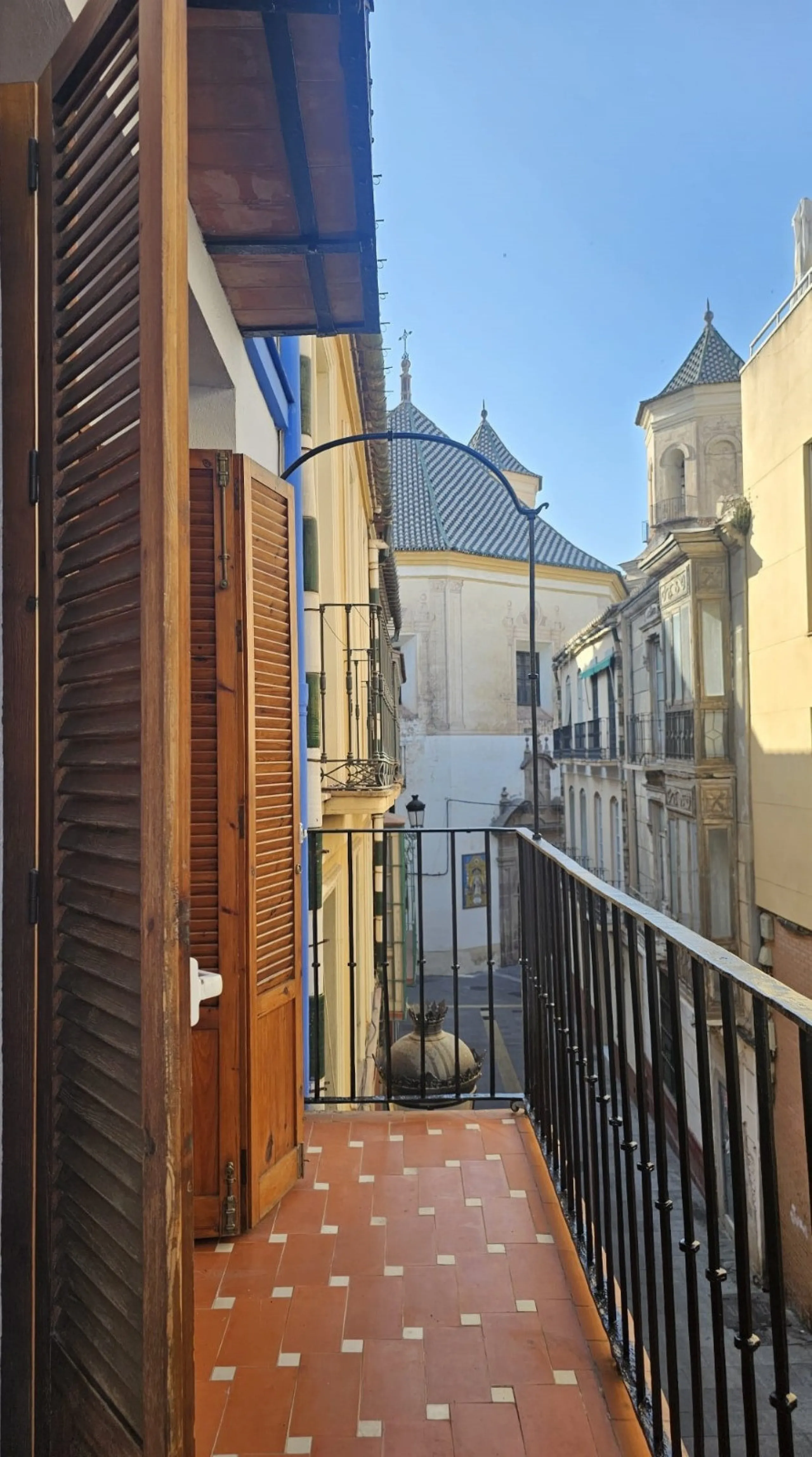 Boutique hotel located in the heart of Málaga, on a quiet street yet close to all services and amenities. It boasts 590 m² of built area and 13 rooms distributed over four floors, including a penthouse with a turret.