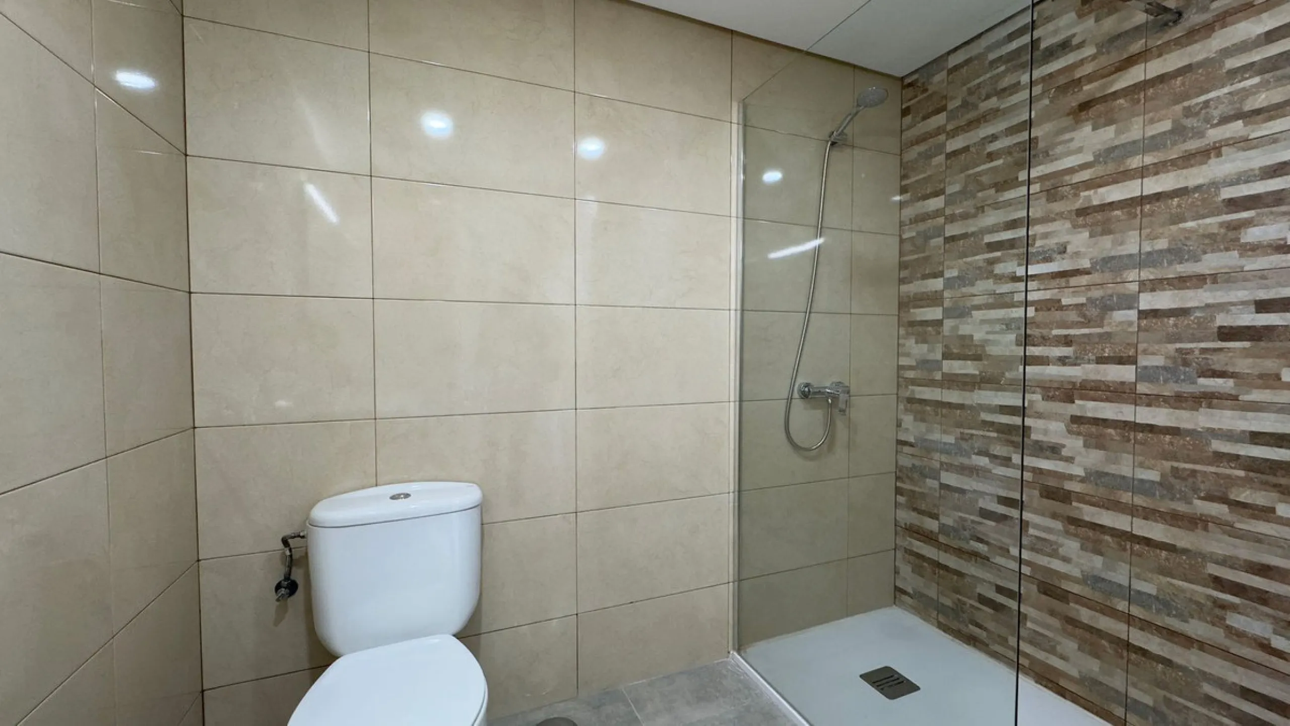 In the heart of the Golden Mile, one of the most sought-after residential areas. Discover your new home in Marbella! This beautiful, recently renovated ground-floor apartment boasts 150 m² of built area and 70 m² of garden and terrace, offering an ideal s