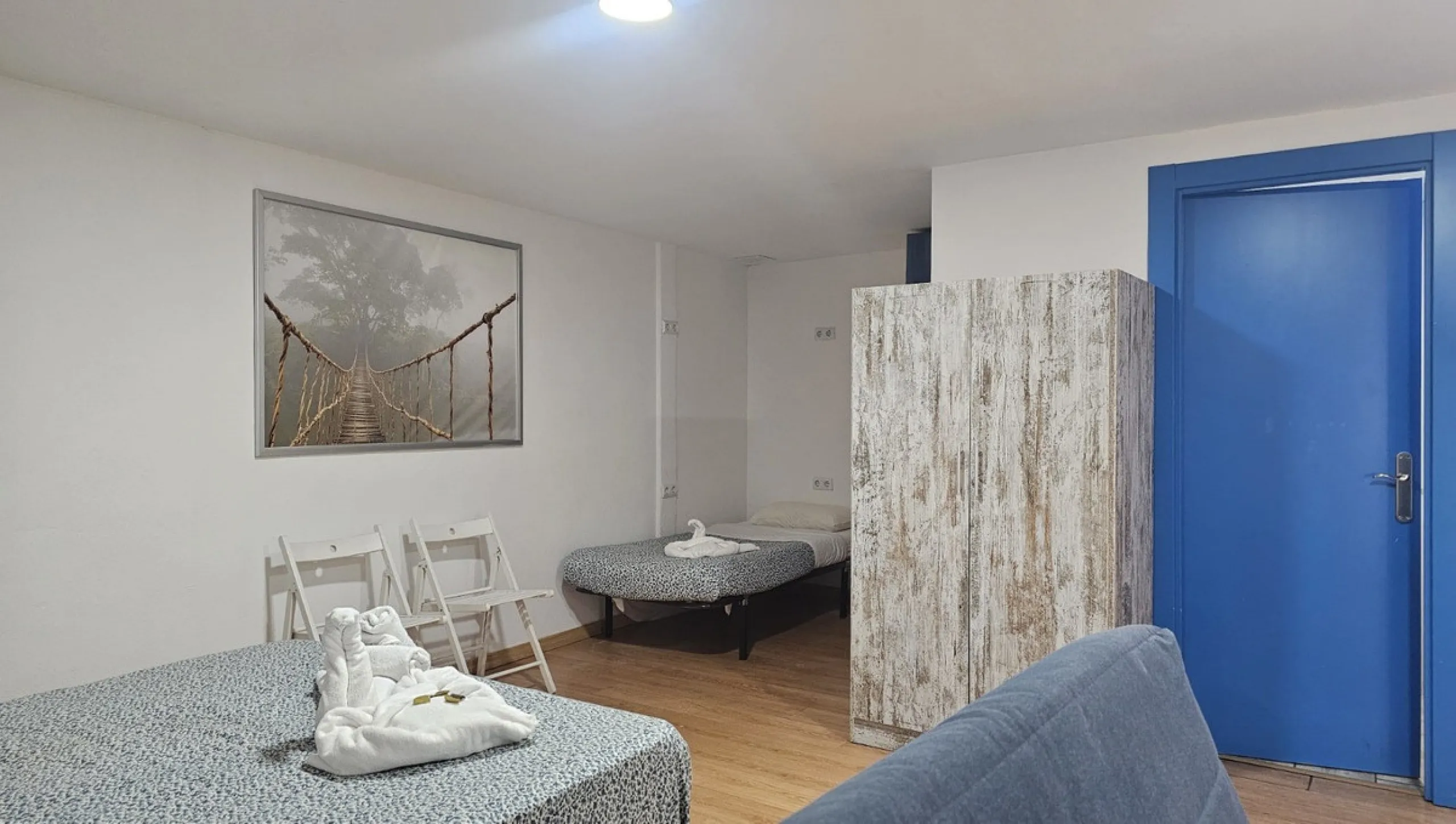 Boutique hotel located in the heart of Málaga, on a quiet street yet close to all services and amenities. It boasts 590 m² of built area and 13 rooms distributed over four floors, including a penthouse with a turret.