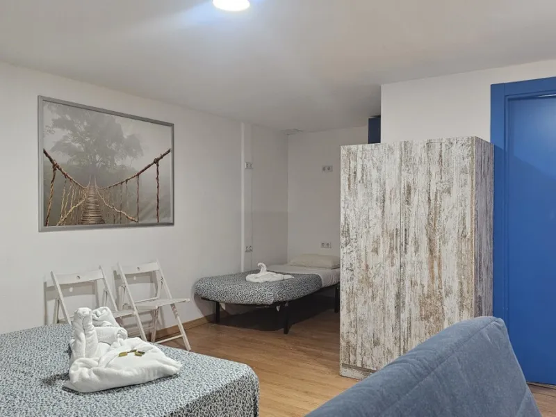 Boutique hotel located in the heart of Málaga, on a quiet street yet close to all services and amenities. It boasts 590 m² of built area and 13 rooms distributed over four floors, including a penthouse with a turret.