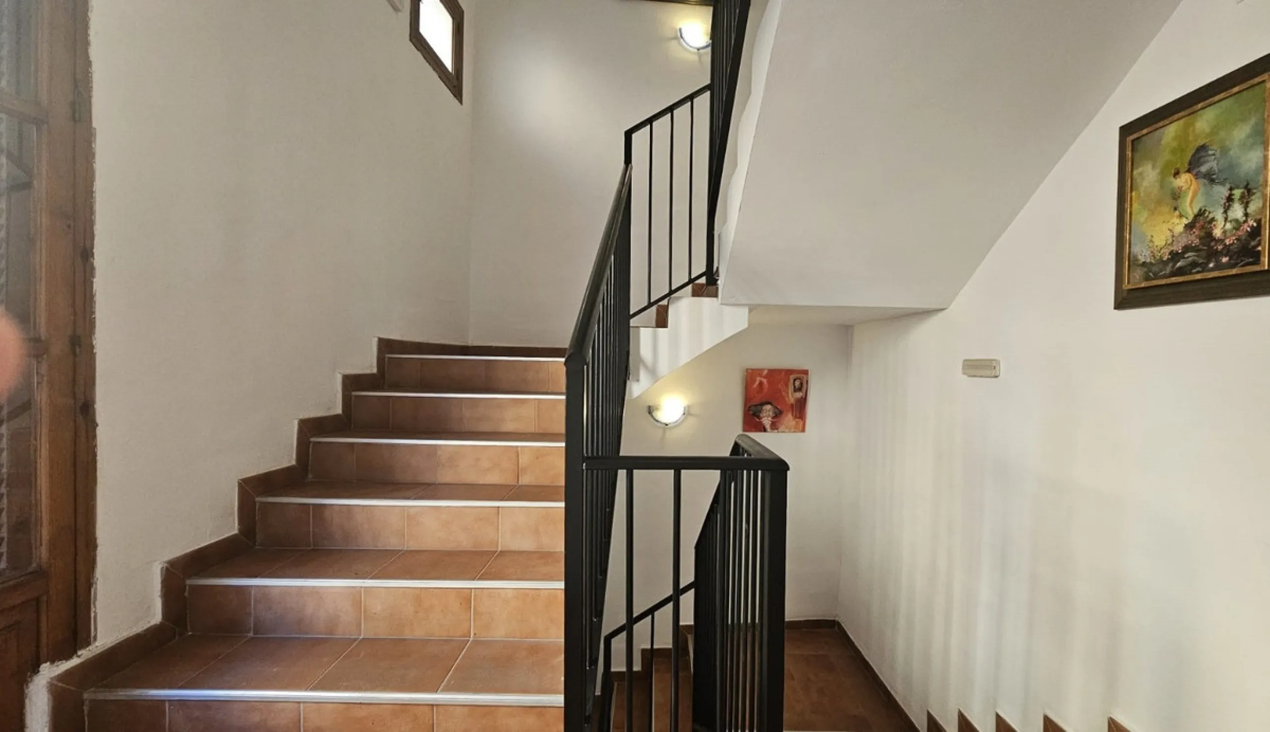 Boutique hotel located in the heart of Málaga, on a quiet street yet close to all services and amenities. It boasts 590 m² of built area and 13 rooms distributed over four floors, including a penthouse with a turret.