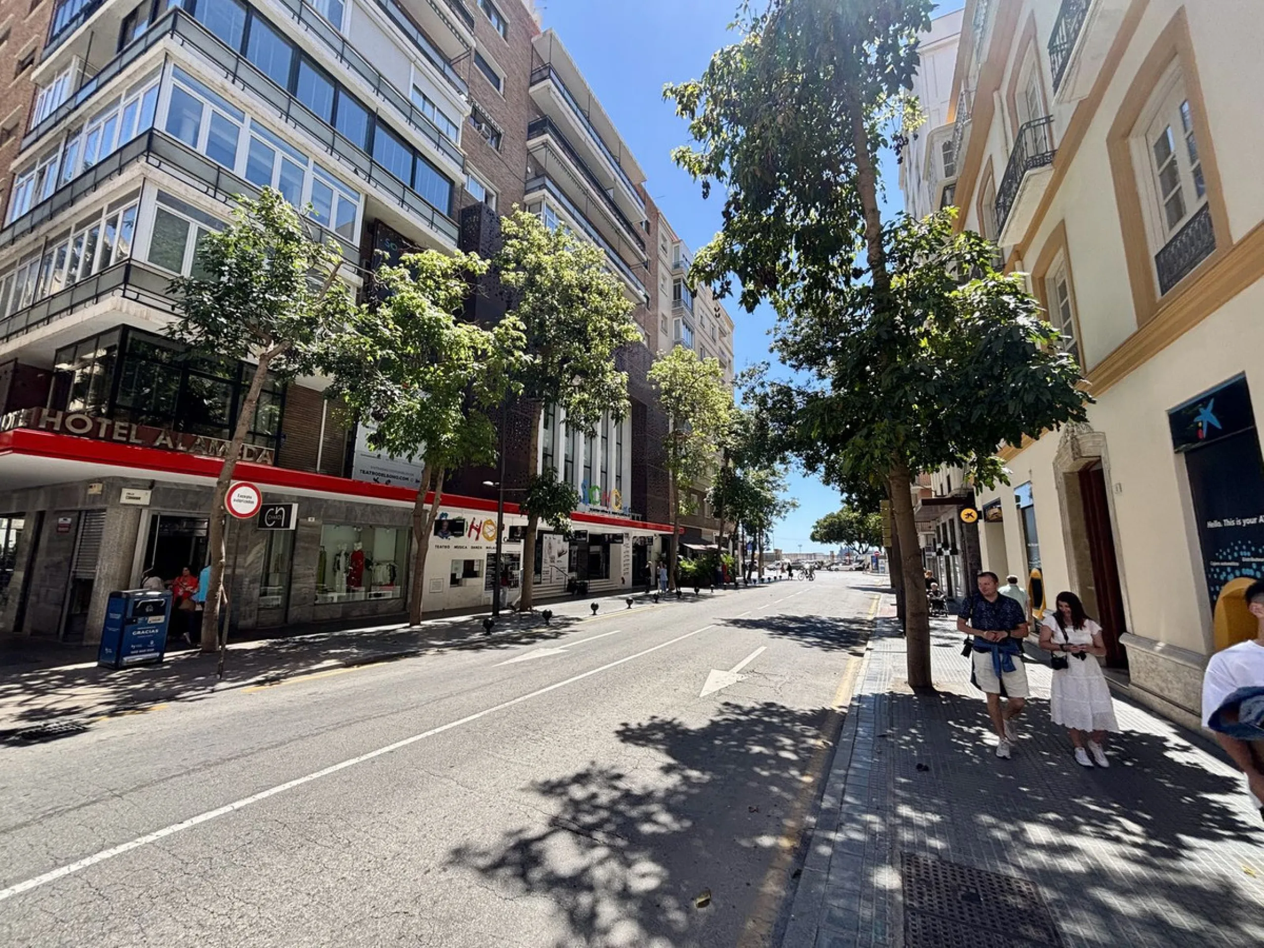Discover a gem in the heart of Málaga! This exceptional apartment in need of renovation, located in the vibrant Soho district, offers over 300 square meters of built space and spacious rooms that inspire creativity. Located on the sixth floor, just above 