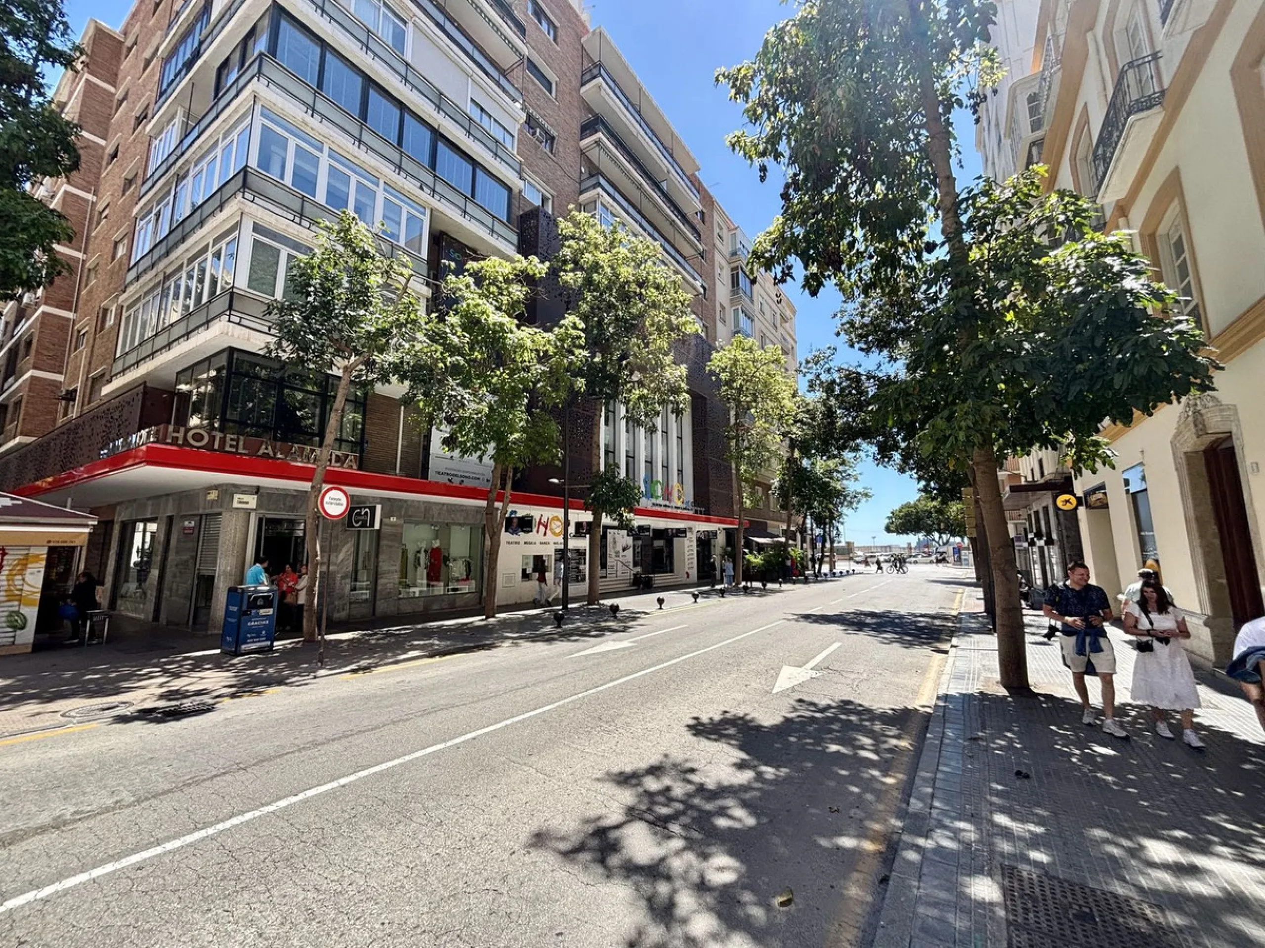 Discover a gem in the heart of Málaga! This exceptional apartment in need of renovation, located in the vibrant Soho district, offers over 300 square meters of built space and spacious rooms that inspire creativity. Located on the sixth floor, just above 