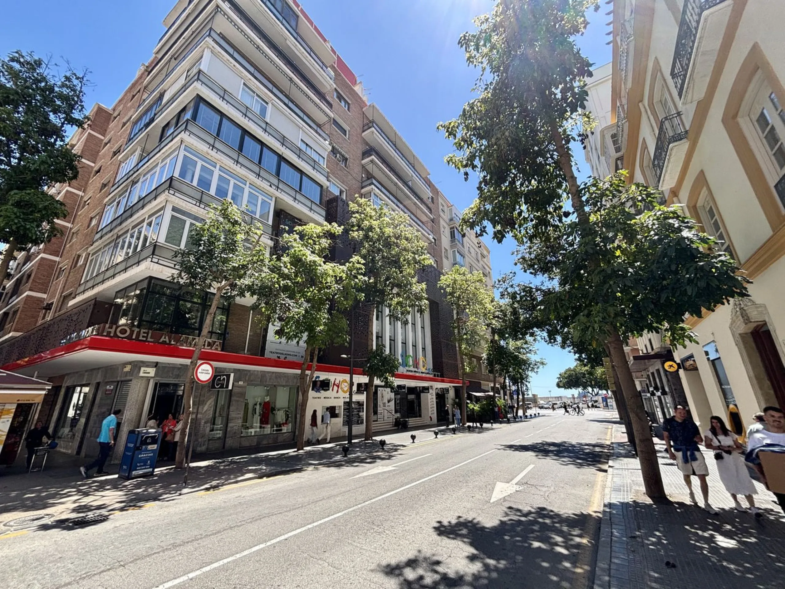 Discover a gem in the heart of Málaga! This exceptional apartment in need of renovation, located in the vibrant Soho district, offers over 300 square meters of built space and spacious rooms that inspire creativity. Located on the sixth floor, just above 