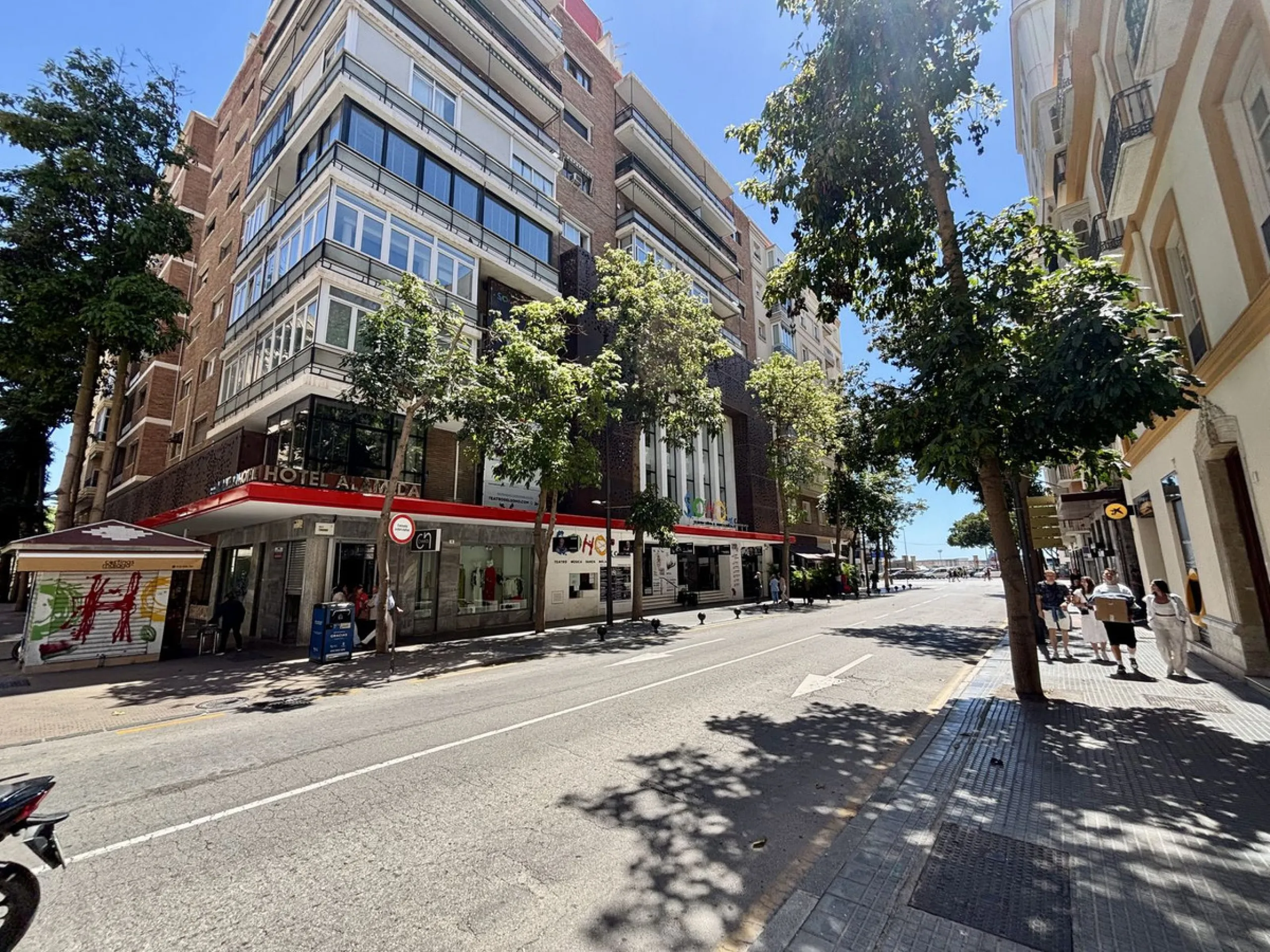 Discover a gem in the heart of Málaga! This exceptional apartment in need of renovation, located in the vibrant Soho district, offers over 300 square meters of built space and spacious rooms that inspire creativity. Located on the sixth floor, just above 