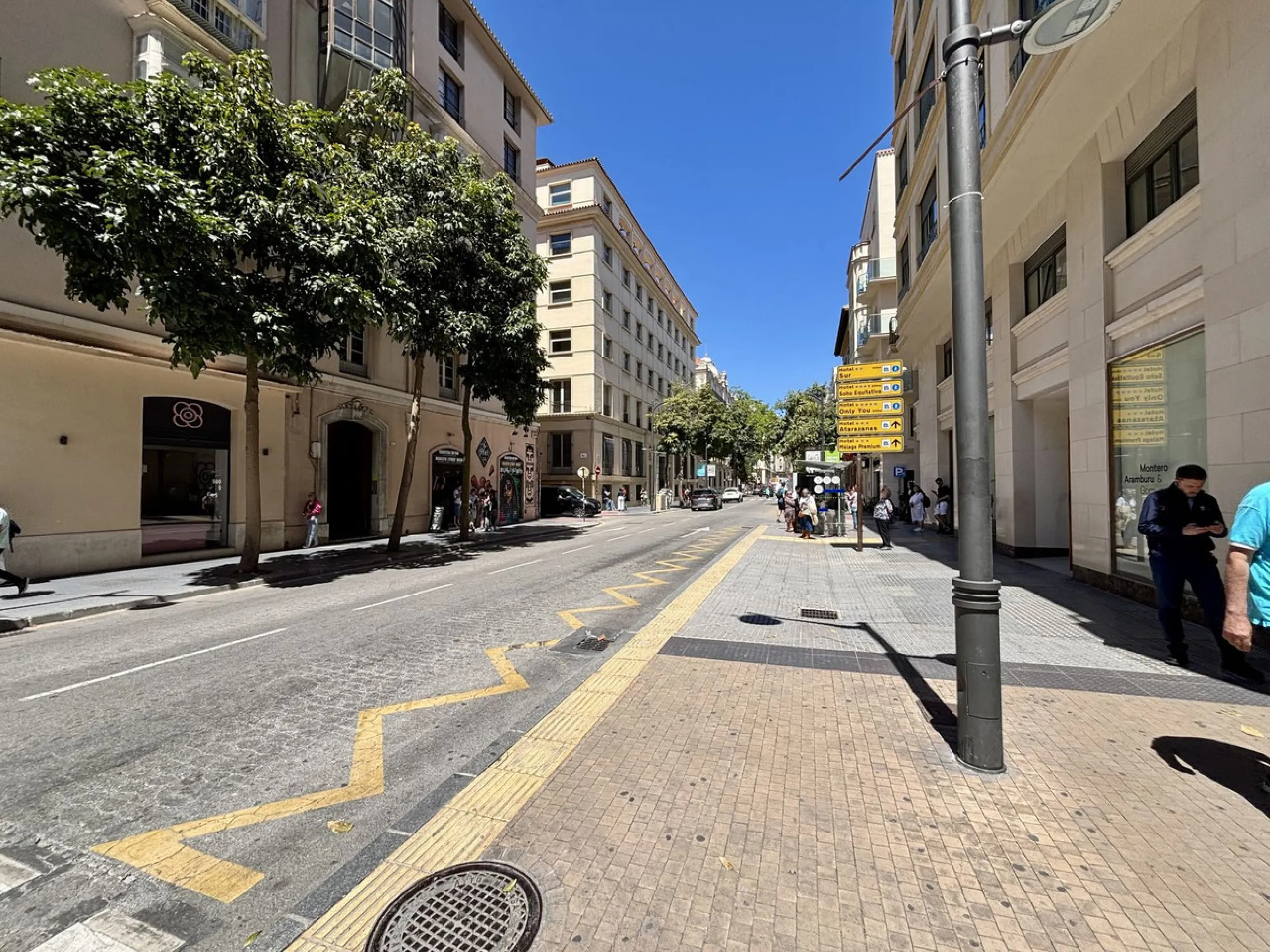 Discover a gem in the heart of Málaga! This exceptional apartment in need of renovation, located in the vibrant Soho district, offers over 300 square meters of built space and spacious rooms that inspire creativity. Located on the sixth floor, just above 