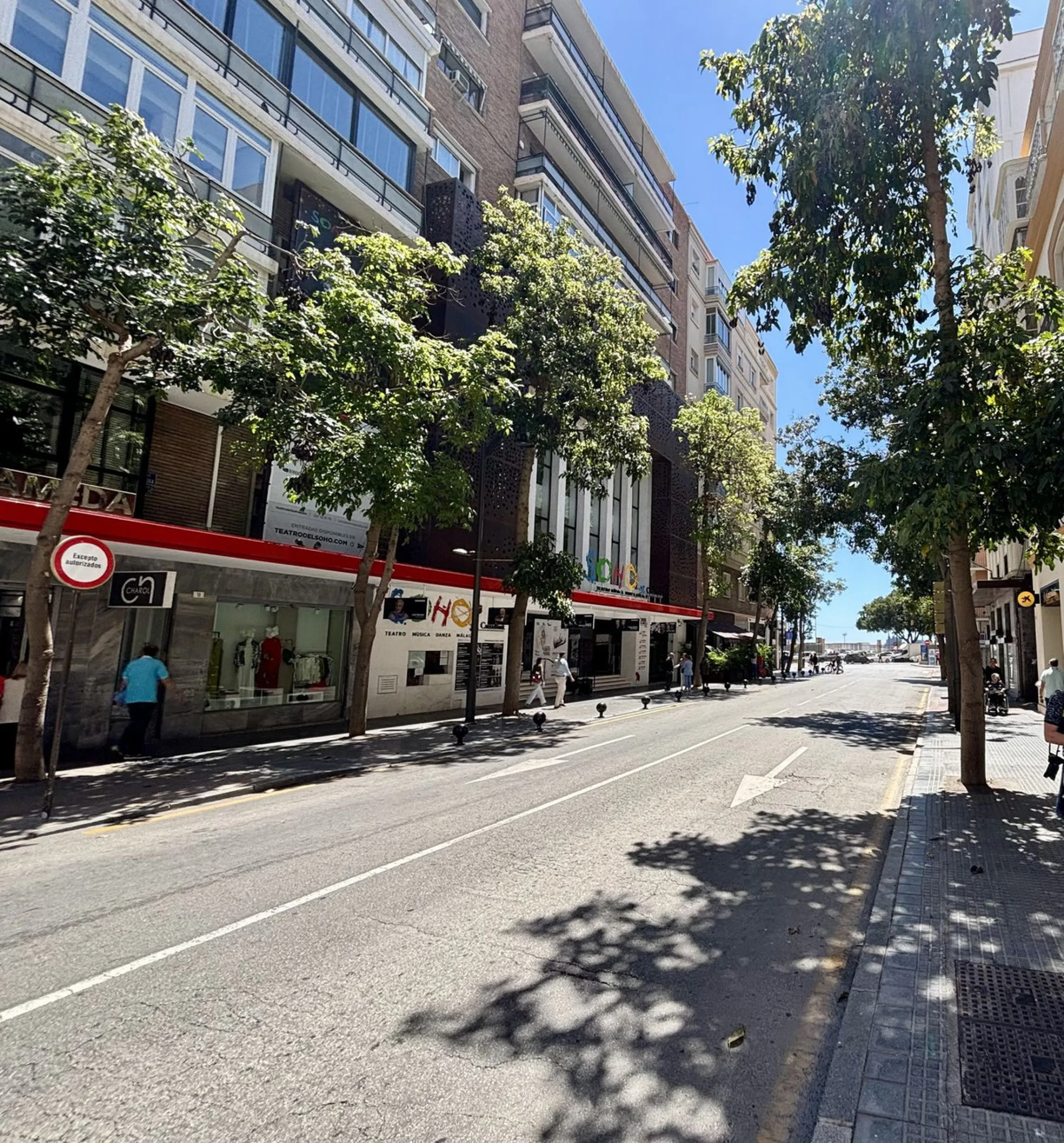 Discover a gem in the heart of Málaga! This exceptional apartment in need of renovation, located in the vibrant Soho district, offers over 300 square meters of built space and spacious rooms that inspire creativity. Located on the sixth floor, just above 