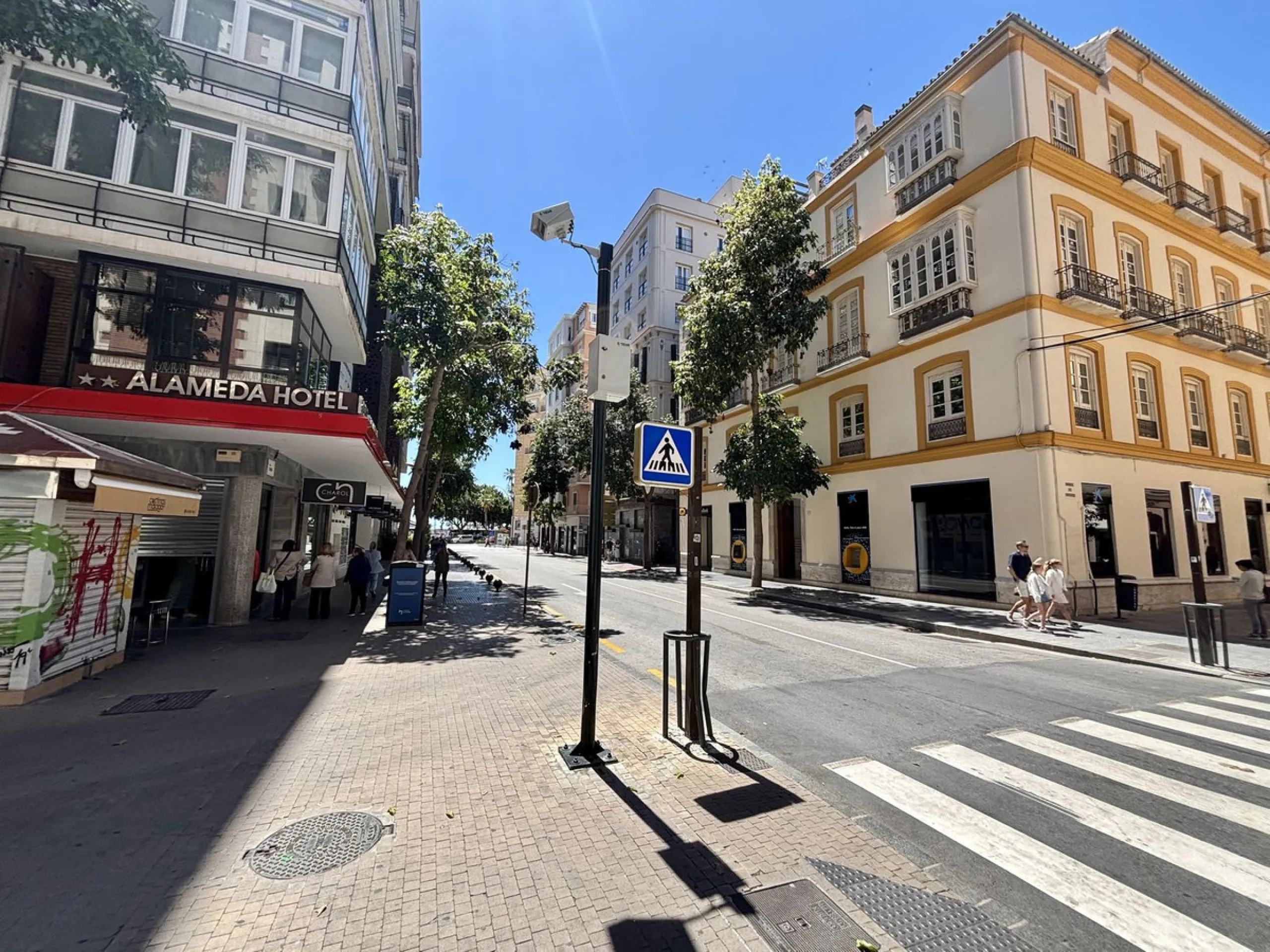 Discover a gem in the heart of Málaga! This exceptional apartment in need of renovation, located in the vibrant Soho district, offers over 300 square meters of built space and spacious rooms that inspire creativity. Located on the sixth floor, just above 