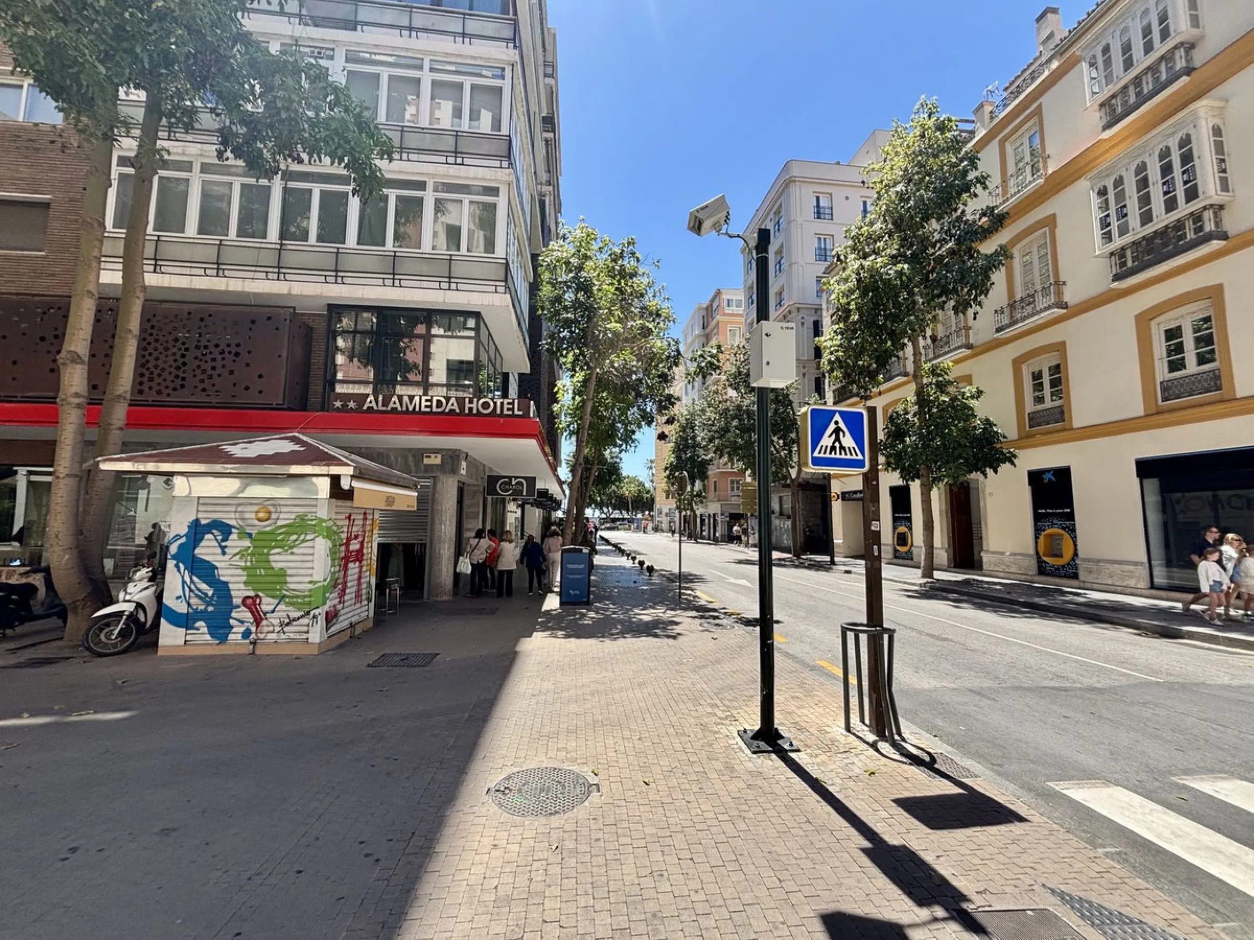 Discover a gem in the heart of Málaga! This exceptional apartment in need of renovation, located in the vibrant Soho district, offers over 300 square meters of built space and spacious rooms that inspire creativity. Located on the sixth floor, just above 