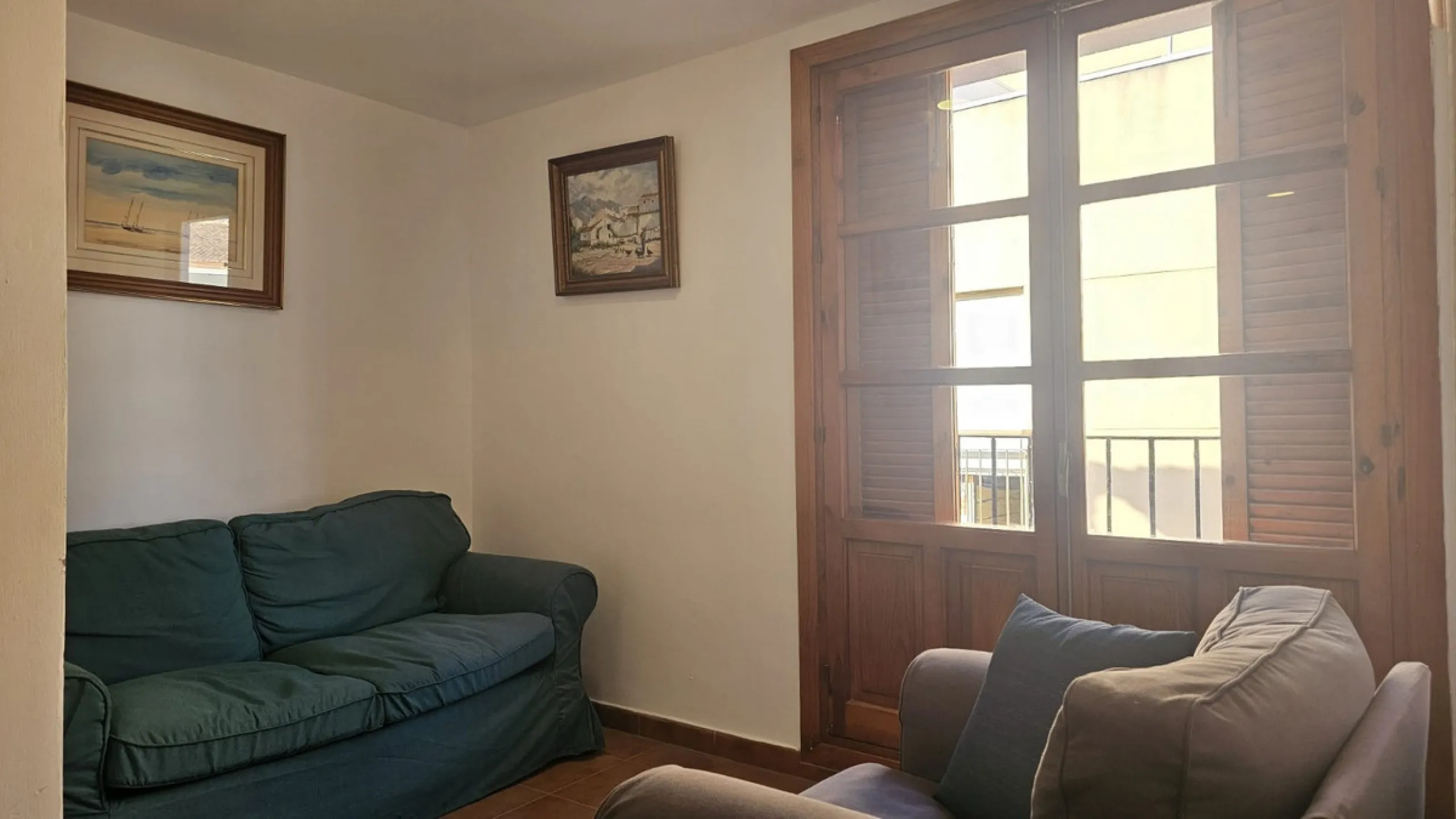 Boutique hotel located in the heart of Málaga, on a quiet street yet close to all services and amenities. It boasts 590 m² of built area and 13 rooms distributed over four floors, including a penthouse with a turret.