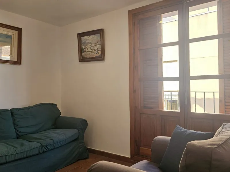 Boutique hotel located in the heart of Málaga, on a quiet street yet close to all services and amenities. It boasts 590 m² of built area and 13 rooms distributed over four floors, including a penthouse with a turret.