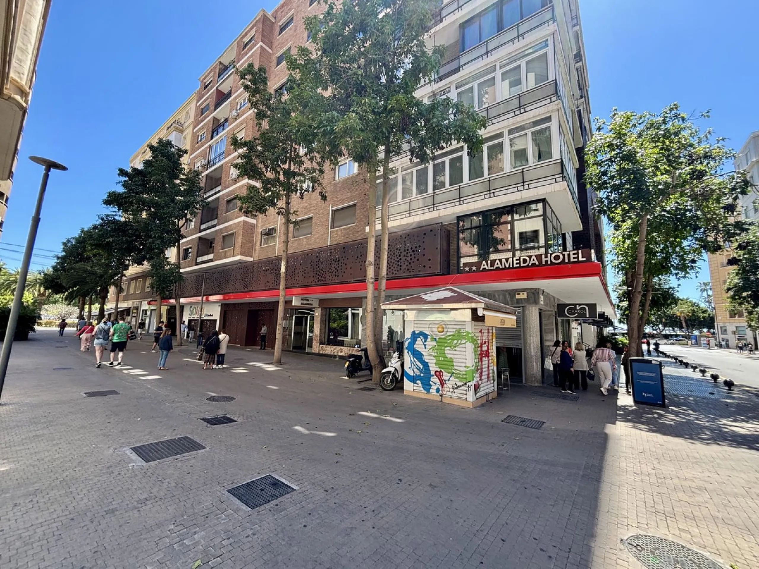 Discover a gem in the heart of Málaga! This exceptional apartment in need of renovation, located in the vibrant Soho district, offers over 300 square meters of built space and spacious rooms that inspire creativity. Located on the sixth floor, just above 