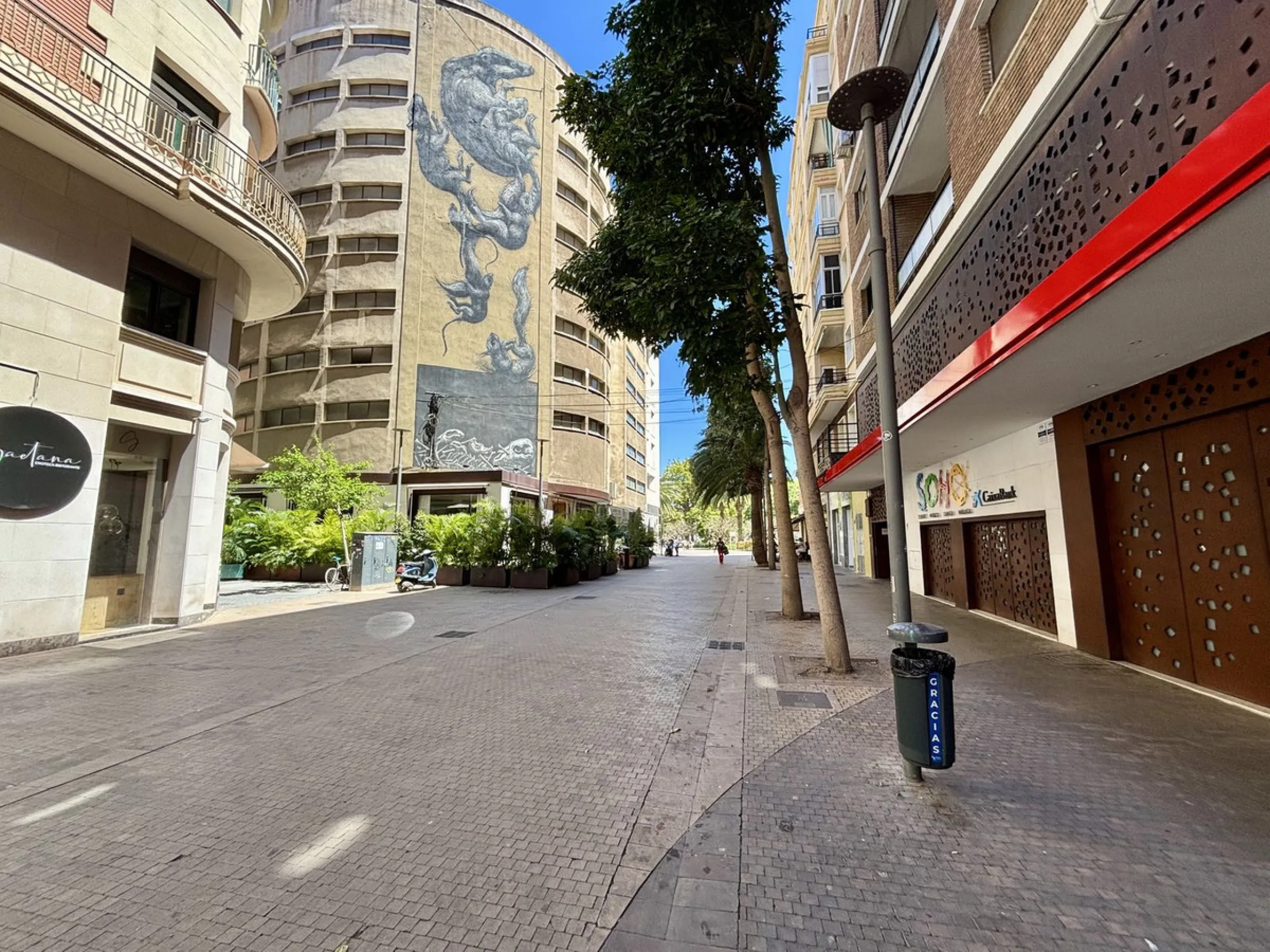 Discover a gem in the heart of Málaga! This exceptional apartment in need of renovation, located in the vibrant Soho district, offers over 300 square meters of built space and spacious rooms that inspire creativity. Located on the sixth floor, just above 