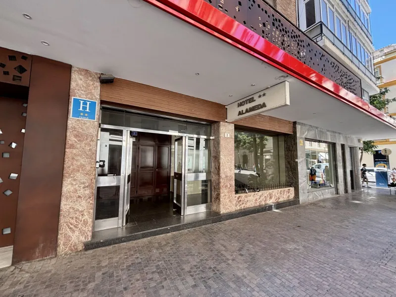 Discover a gem in the heart of Málaga! This exceptional apartment in need of renovation, located in the vibrant Soho district, offers over 300 square meters of built space and spacious rooms that inspire creativity. Located on the sixth floor, just above 