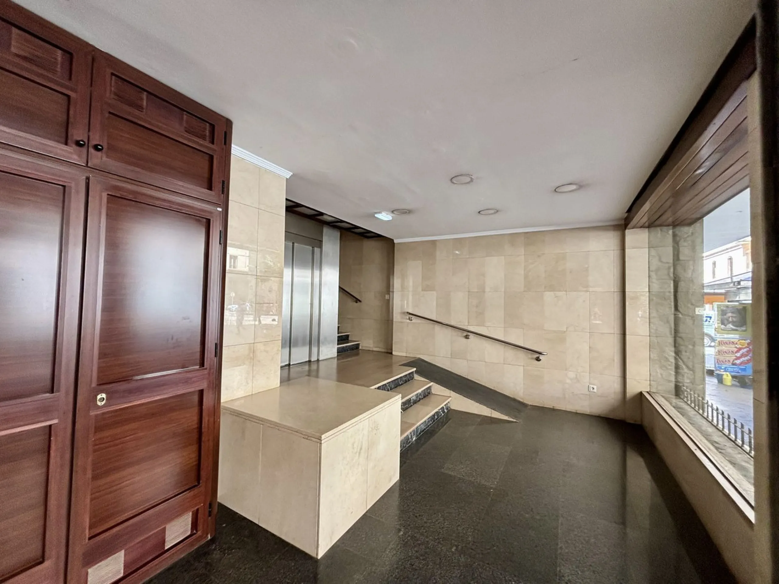 Discover a gem in the heart of Málaga! This exceptional apartment in need of renovation, located in the vibrant Soho district, offers over 300 square meters of built space and spacious rooms that inspire creativity. Located on the sixth floor, just above 