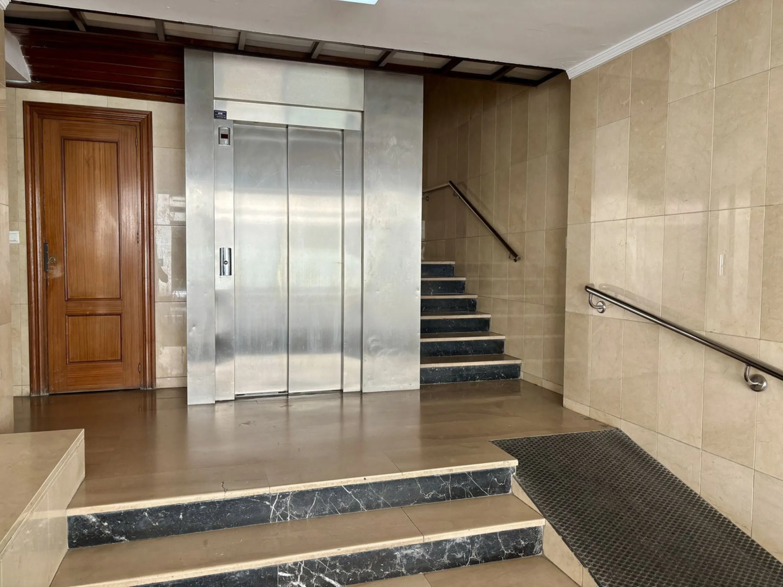 Discover a gem in the heart of Málaga! This exceptional apartment in need of renovation, located in the vibrant Soho district, offers over 300 square meters of built space and spacious rooms that inspire creativity. Located on the sixth floor, just above 