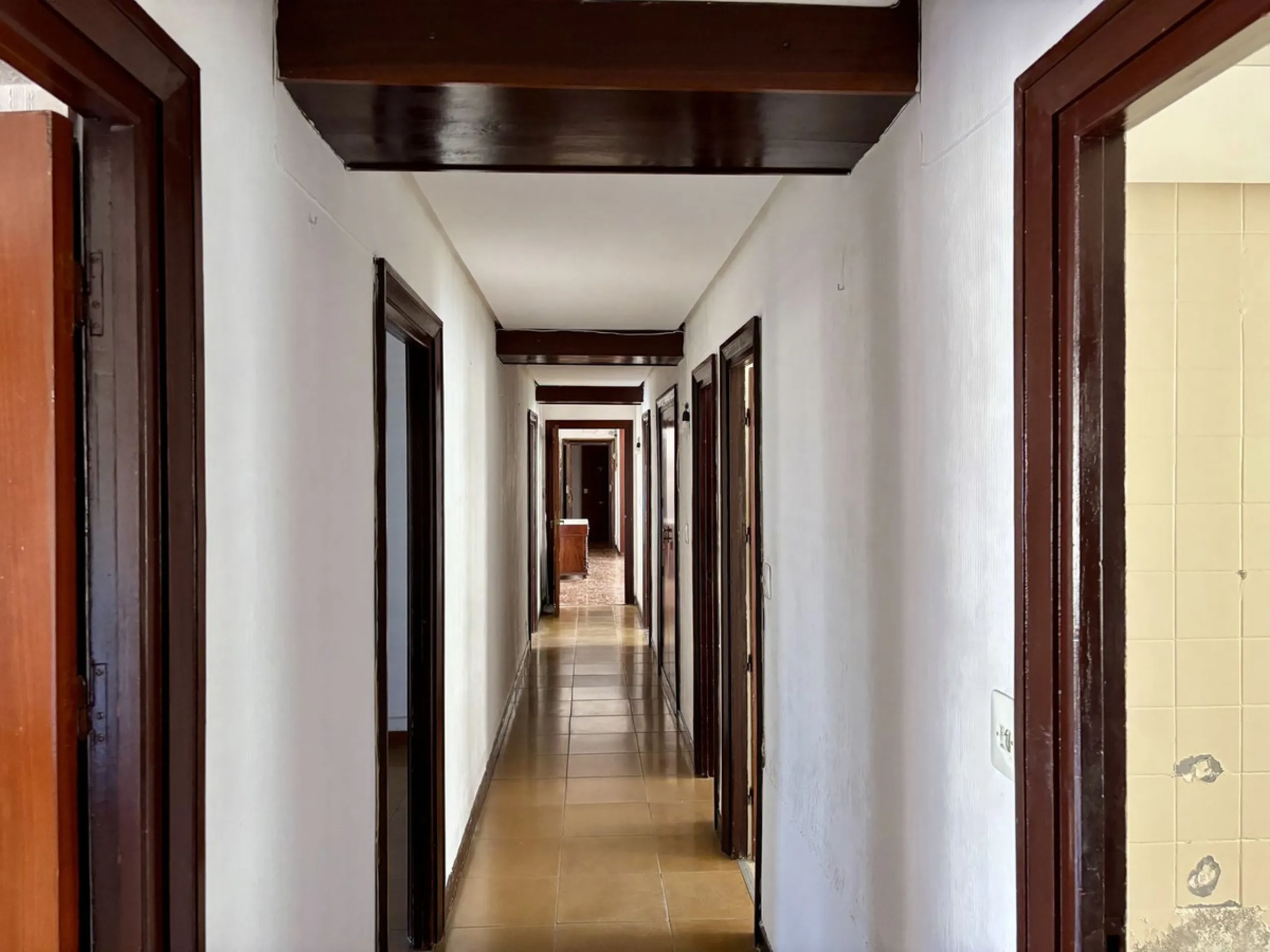 Discover a gem in the heart of Málaga! This exceptional apartment in need of renovation, located in the vibrant Soho district, offers over 300 square meters of built space and spacious rooms that inspire creativity. Located on the sixth floor, just above 