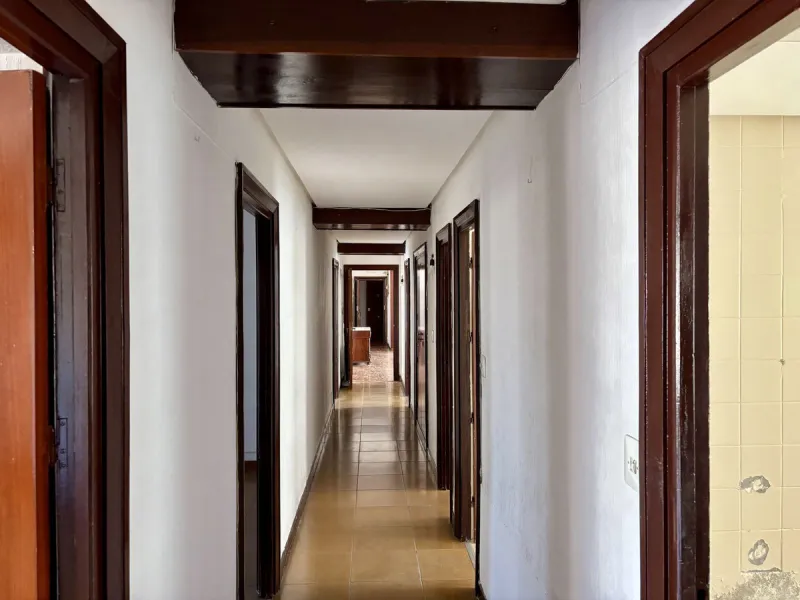 Discover a gem in the heart of Málaga! This exceptional apartment in need of renovation, located in the vibrant Soho district, offers over 300 square meters of built space and spacious rooms that inspire creativity. Located on the sixth floor, just above 