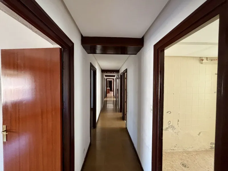 Discover a gem in the heart of Málaga! This exceptional apartment in need of renovation, located in the vibrant Soho district, offers over 300 square meters of built space and spacious rooms that inspire creativity. Located on the sixth floor, just above 