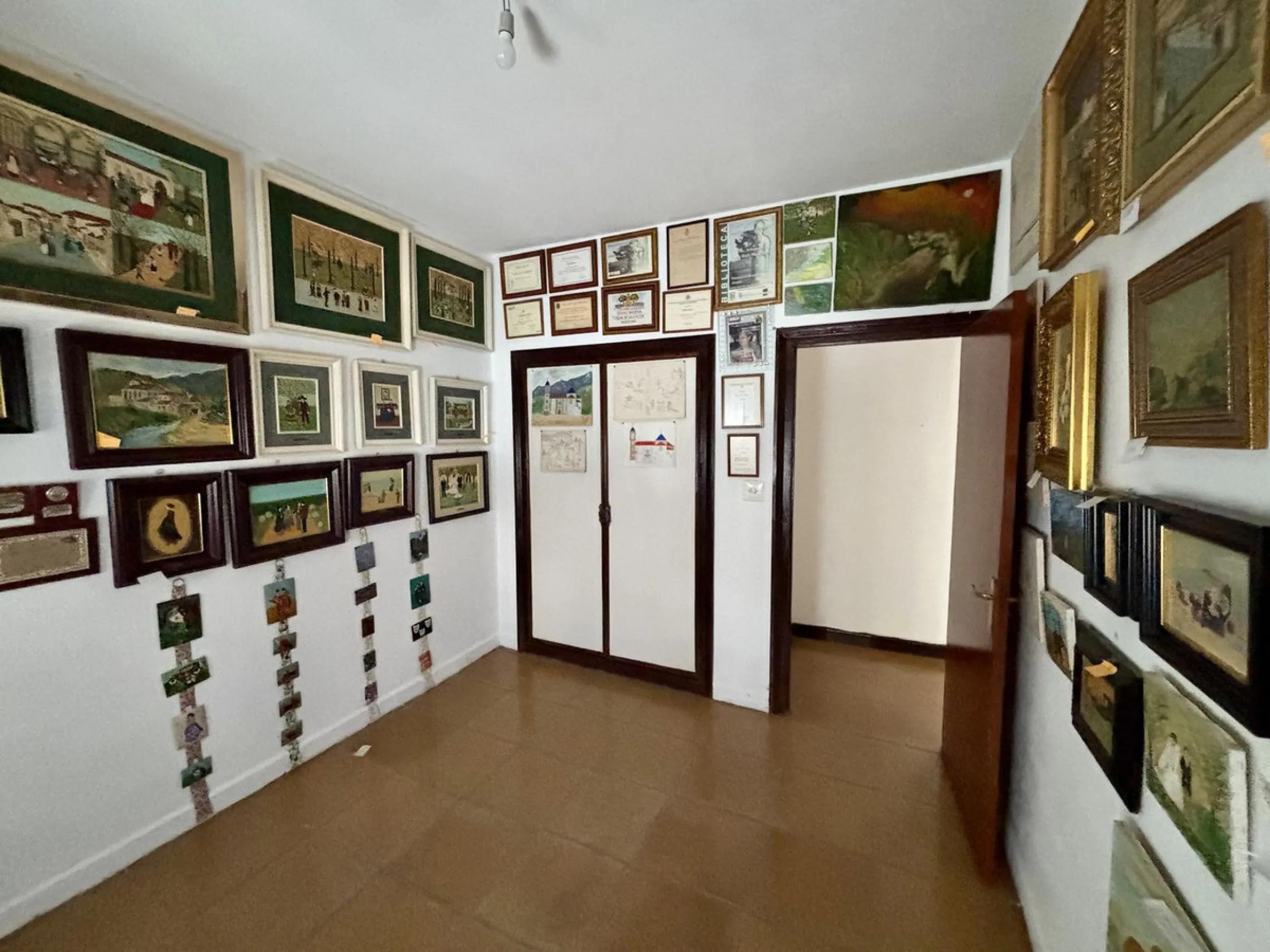 Discover a gem in the heart of Málaga! This exceptional apartment in need of renovation, located in the vibrant Soho district, offers over 300 square meters of built space and spacious rooms that inspire creativity. Located on the sixth floor, just above 