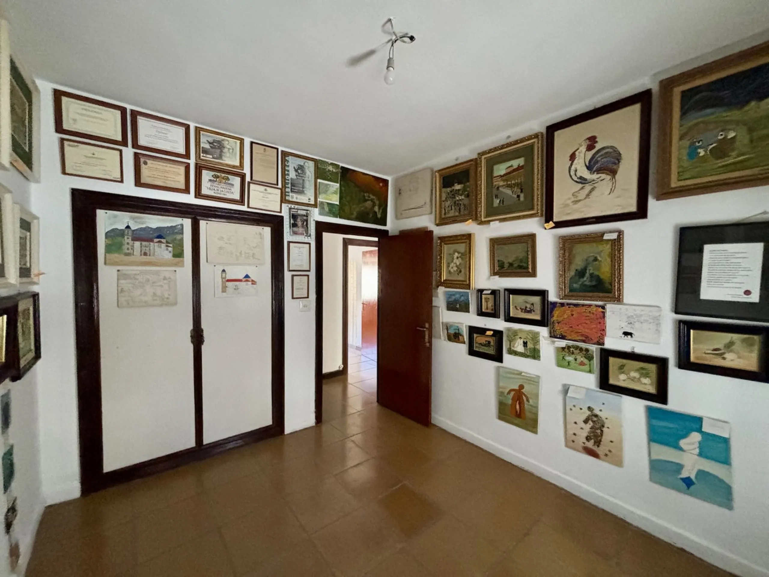 Discover a gem in the heart of Málaga! This exceptional apartment in need of renovation, located in the vibrant Soho district, offers over 300 square meters of built space and spacious rooms that inspire creativity. Located on the sixth floor, just above 