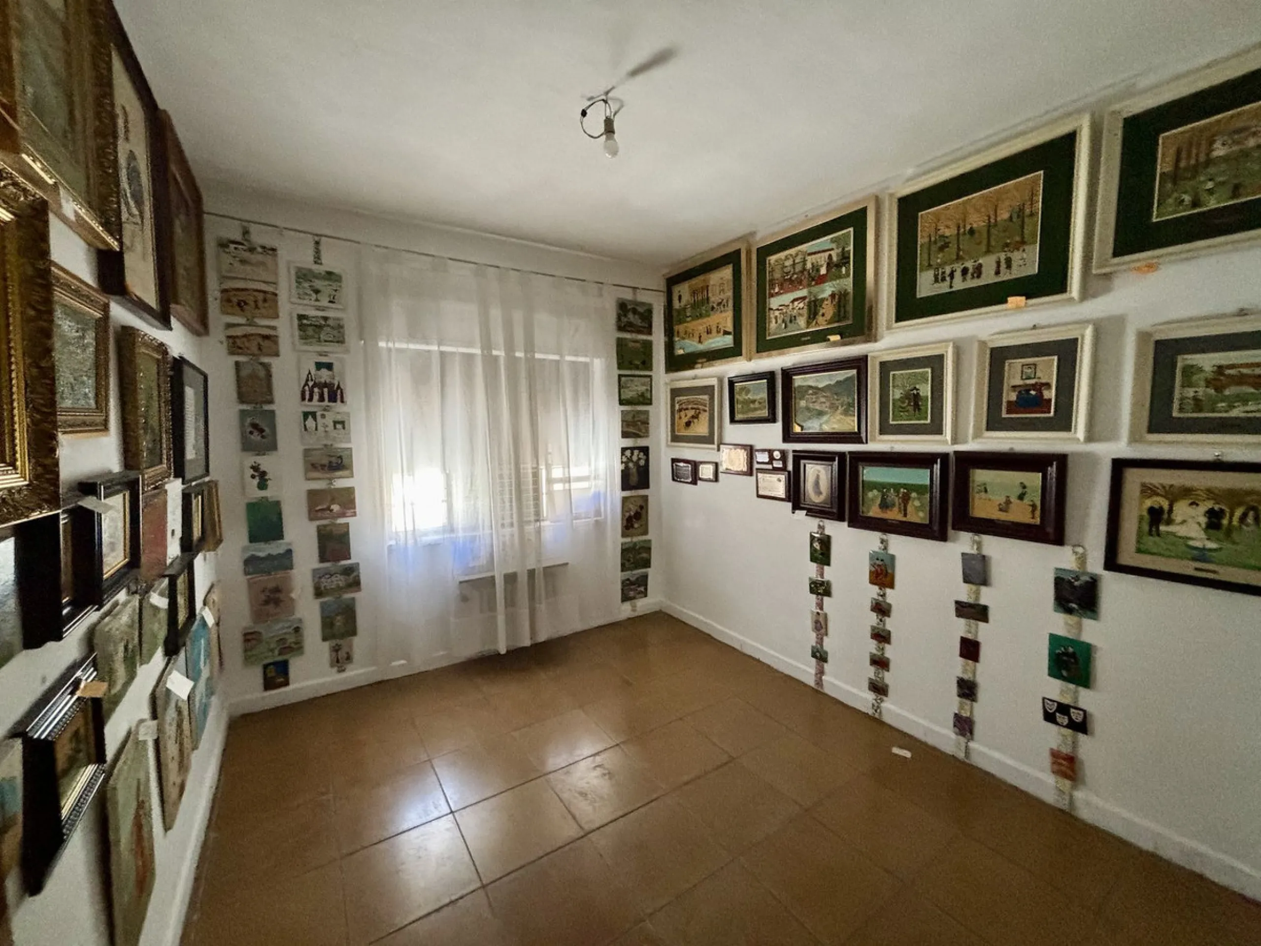 Discover a gem in the heart of Málaga! This exceptional apartment in need of renovation, located in the vibrant Soho district, offers over 300 square meters of built space and spacious rooms that inspire creativity. Located on the sixth floor, just above 