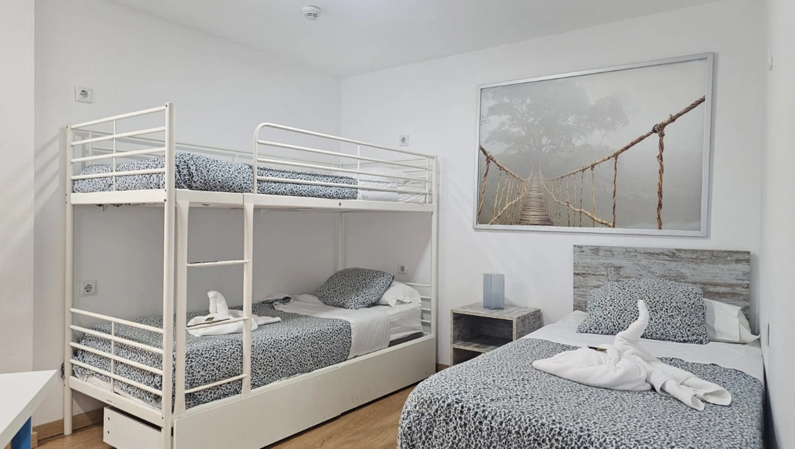Boutique hotel located in the heart of Málaga, on a quiet street yet close to all services and amenities. It boasts 590 m² of built area and 13 rooms distributed over four floors, including a penthouse with a turret.