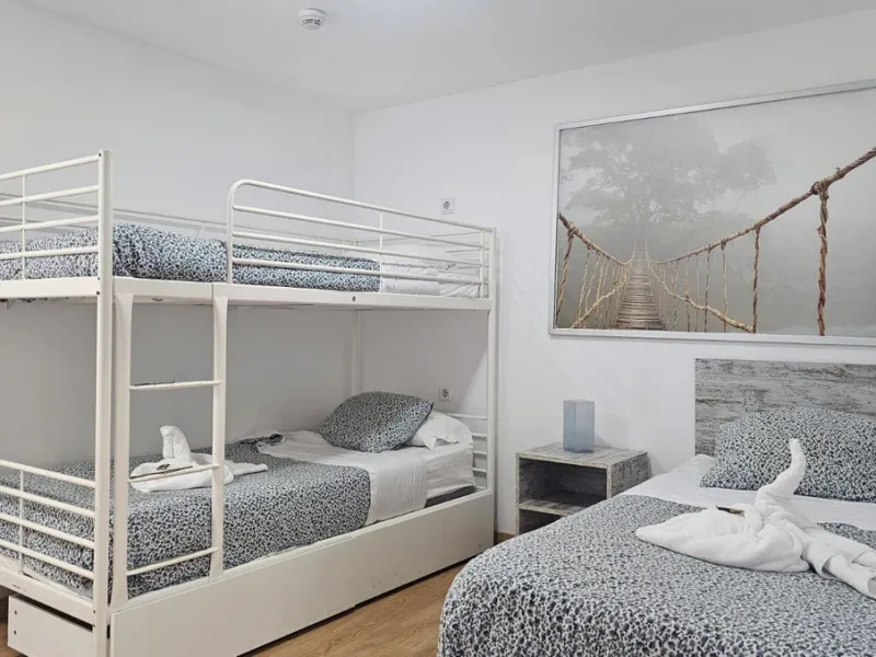 Boutique hotel located in the heart of Málaga, on a quiet street yet close to all services and amenities. It boasts 590 m² of built area and 13 rooms distributed over four floors, including a penthouse with a turret.