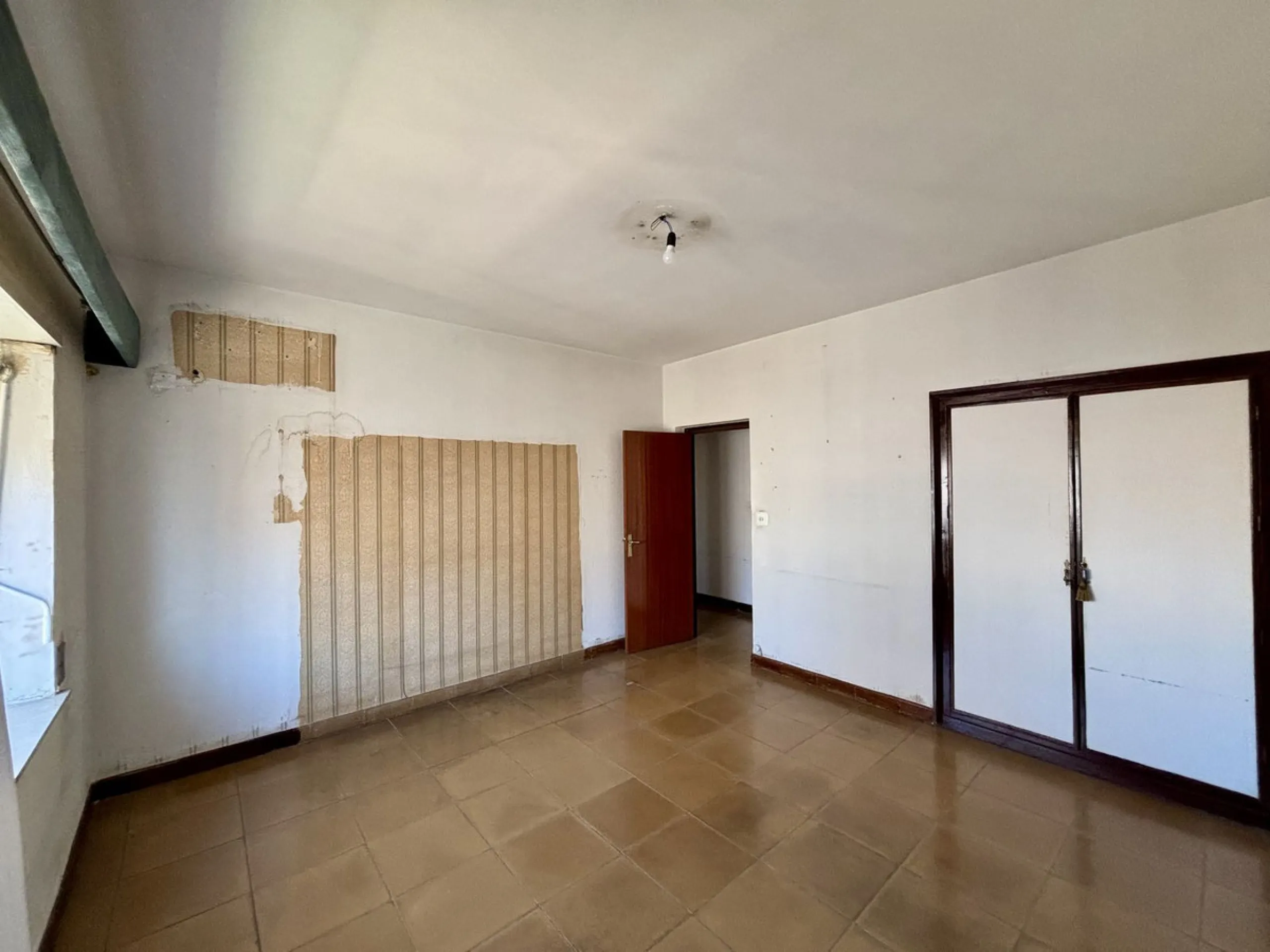Discover a gem in the heart of Málaga! This exceptional apartment in need of renovation, located in the vibrant Soho district, offers over 300 square meters of built space and spacious rooms that inspire creativity. Located on the sixth floor, just above 