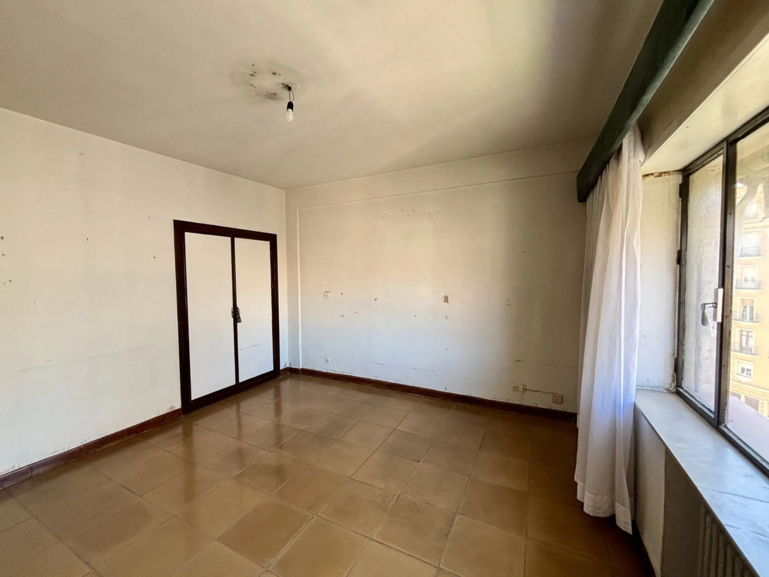 Discover a gem in the heart of Málaga! This exceptional apartment in need of renovation, located in the vibrant Soho district, offers over 300 square meters of built space and spacious rooms that inspire creativity. Located on the sixth floor, just above 