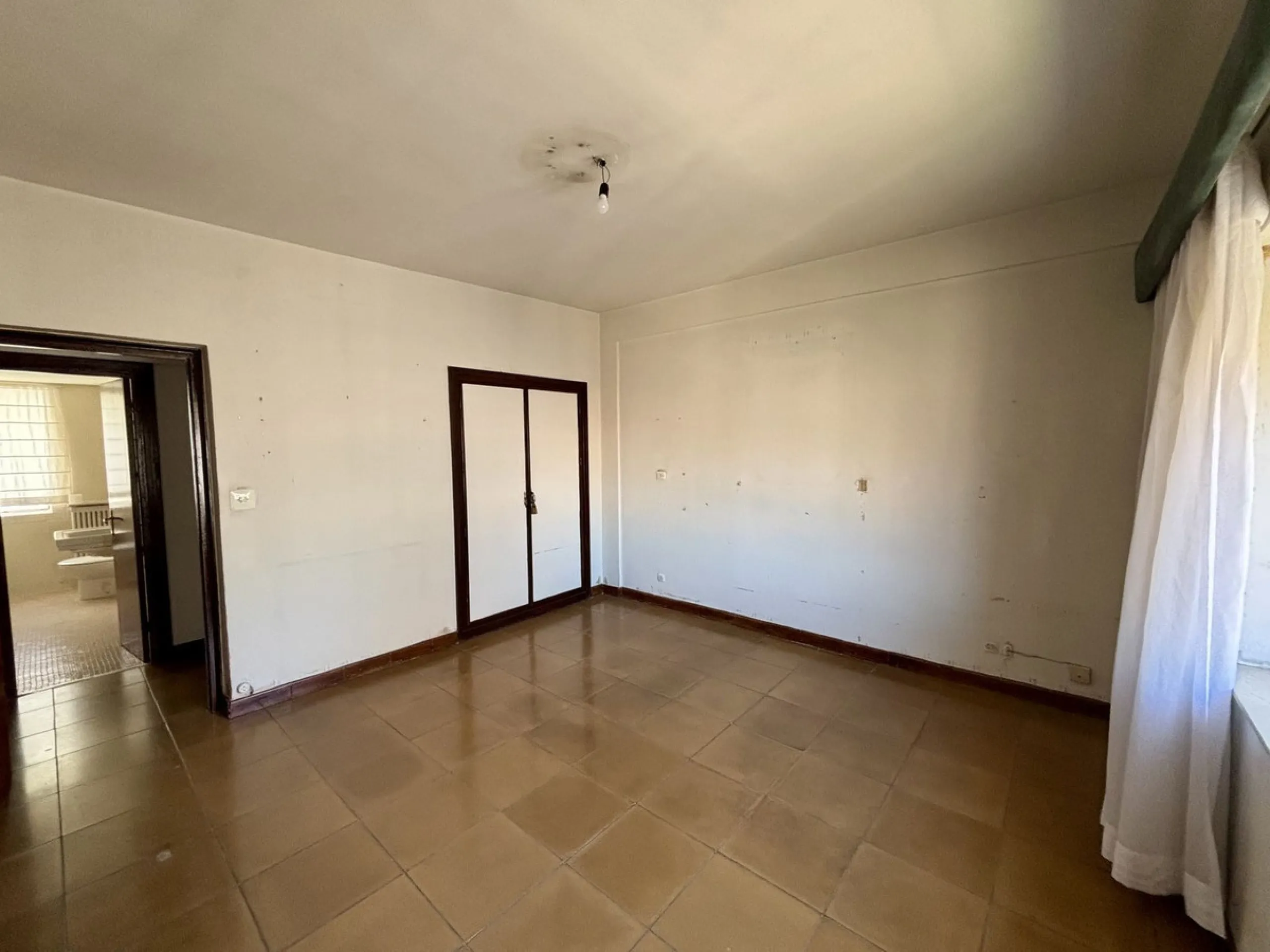 Discover a gem in the heart of Málaga! This exceptional apartment in need of renovation, located in the vibrant Soho district, offers over 300 square meters of built space and spacious rooms that inspire creativity. Located on the sixth floor, just above 