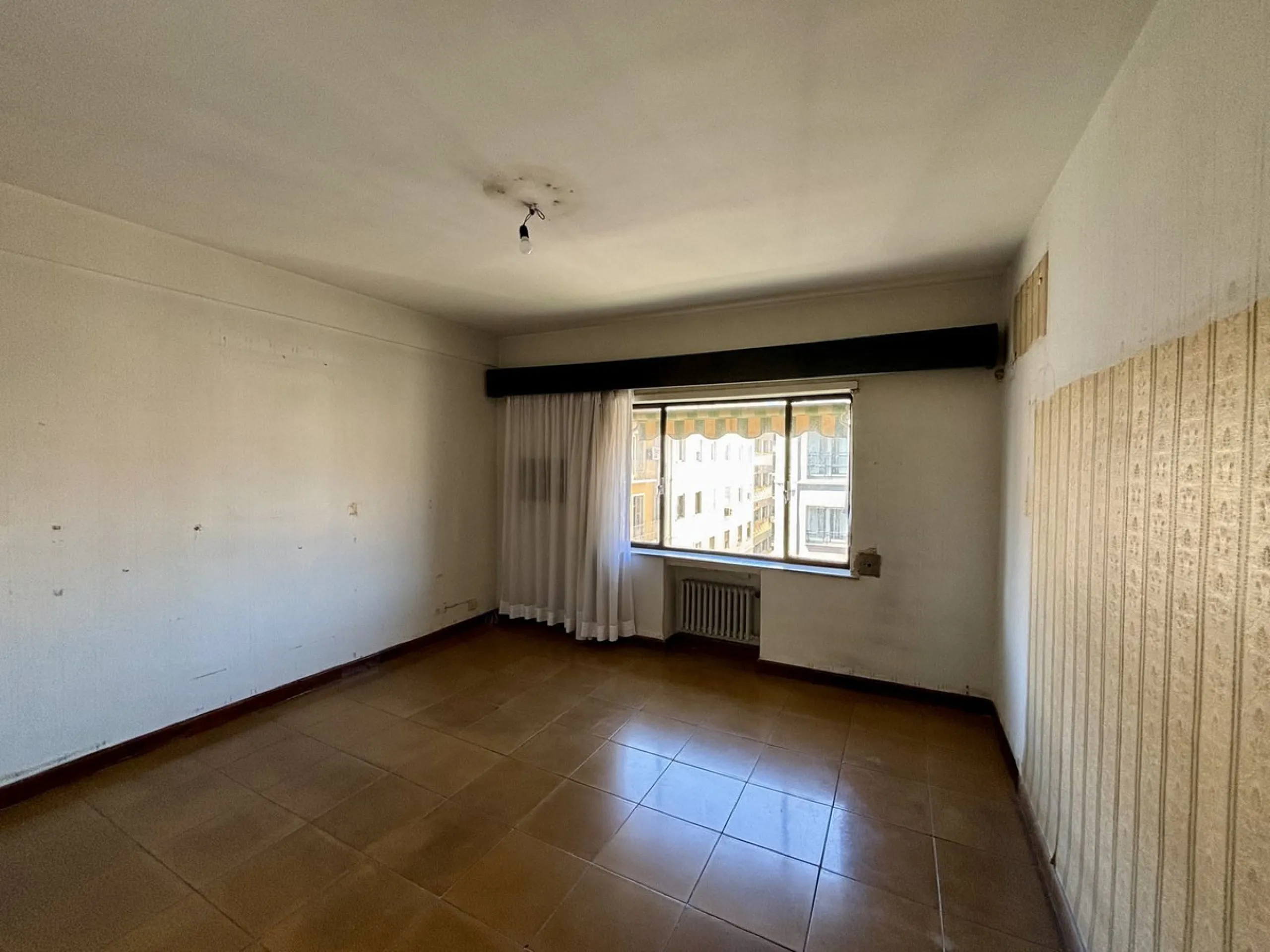 Discover a gem in the heart of Málaga! This exceptional apartment in need of renovation, located in the vibrant Soho district, offers over 300 square meters of built space and spacious rooms that inspire creativity. Located on the sixth floor, just above 