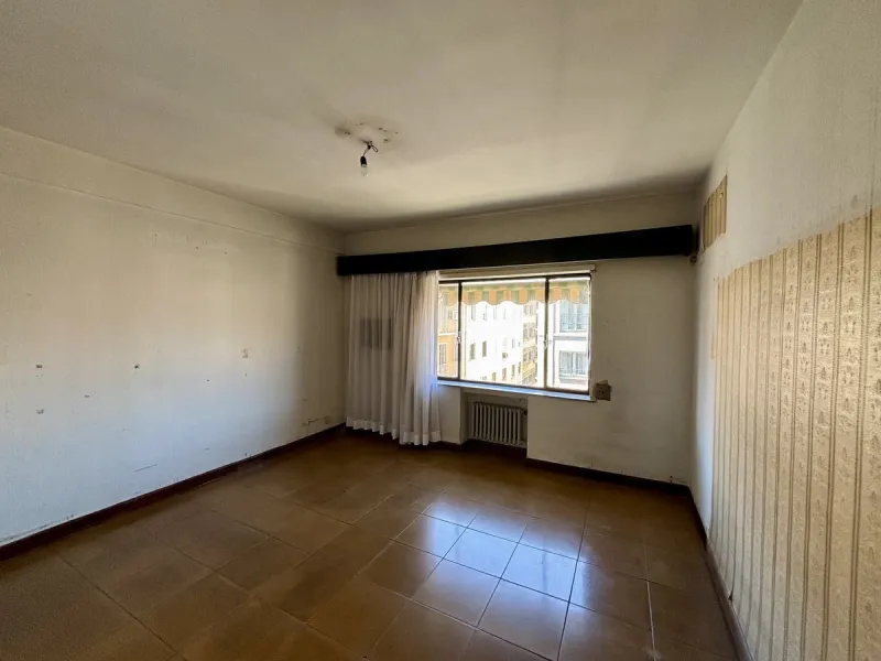 Discover a gem in the heart of Málaga! This exceptional apartment in need of renovation, located in the vibrant Soho district, offers over 300 square meters of built space and spacious rooms that inspire creativity. Located on the sixth floor, just above 