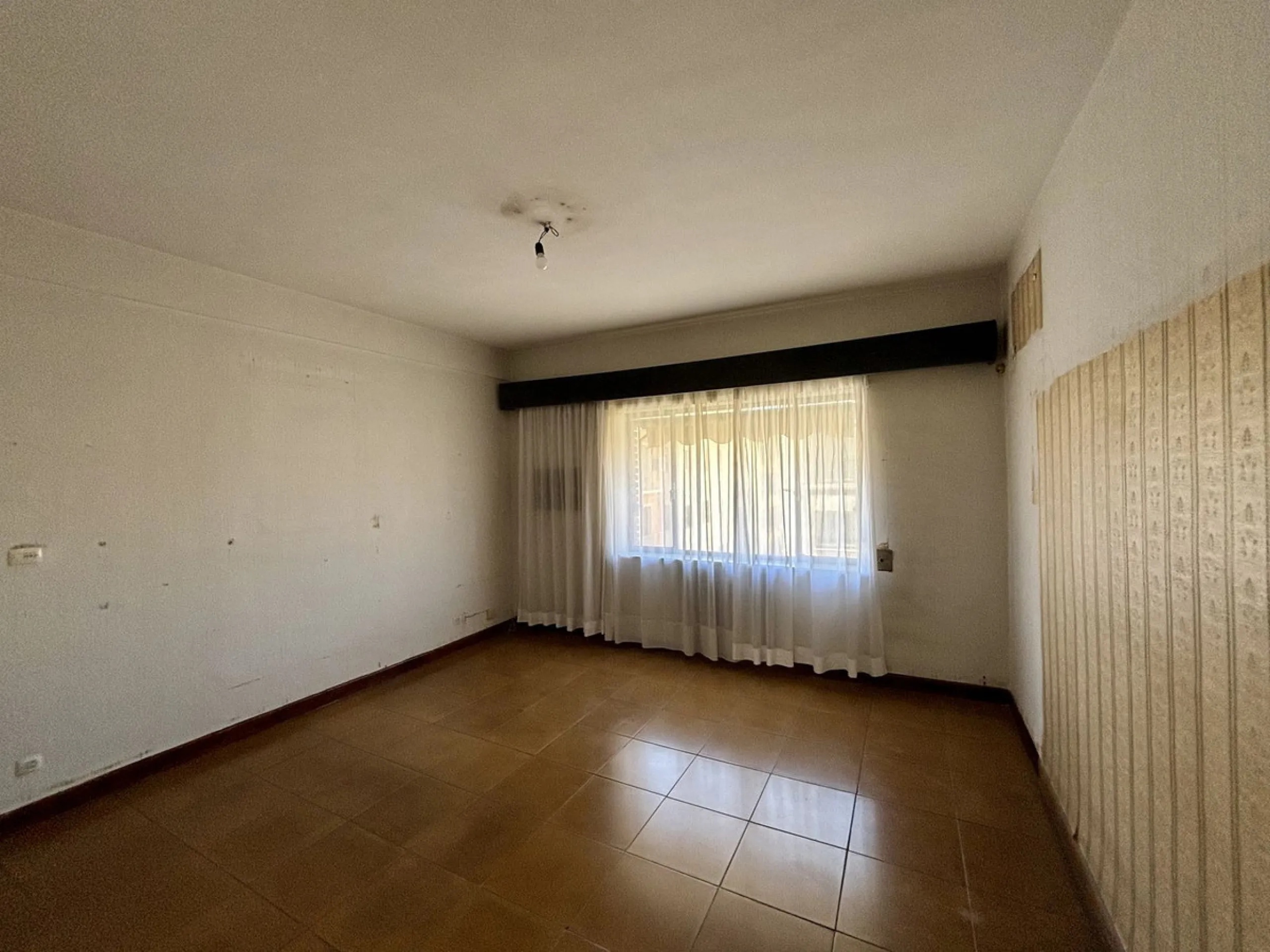 Discover a gem in the heart of Málaga! This exceptional apartment in need of renovation, located in the vibrant Soho district, offers over 300 square meters of built space and spacious rooms that inspire creativity. Located on the sixth floor, just above 