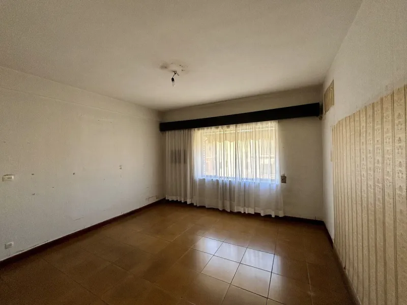 Discover a gem in the heart of Málaga! This exceptional apartment in need of renovation, located in the vibrant Soho district, offers over 300 square meters of built space and spacious rooms that inspire creativity. Located on the sixth floor, just above 