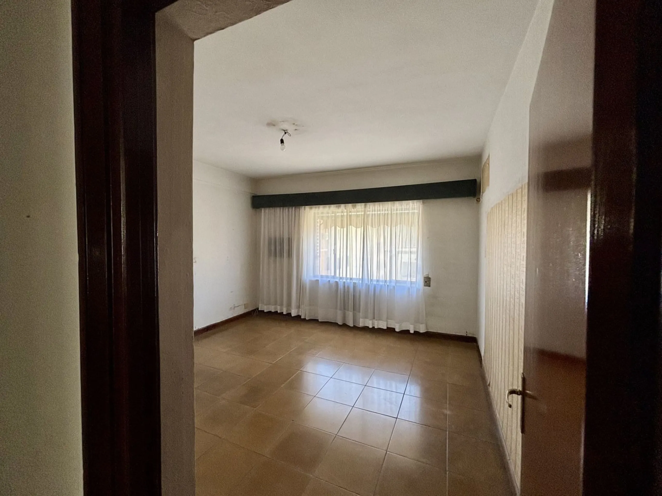 Discover a gem in the heart of Málaga! This exceptional apartment in need of renovation, located in the vibrant Soho district, offers over 300 square meters of built space and spacious rooms that inspire creativity. Located on the sixth floor, just above 