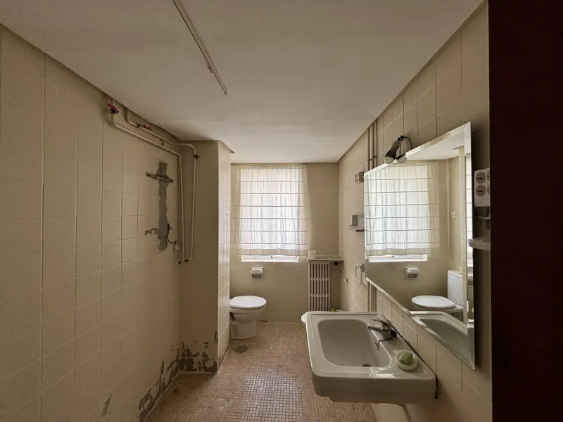 Discover a gem in the heart of Málaga! This exceptional apartment in need of renovation, located in the vibrant Soho district, offers over 300 square meters of built space and spacious rooms that inspire creativity. Located on the sixth floor, just above 