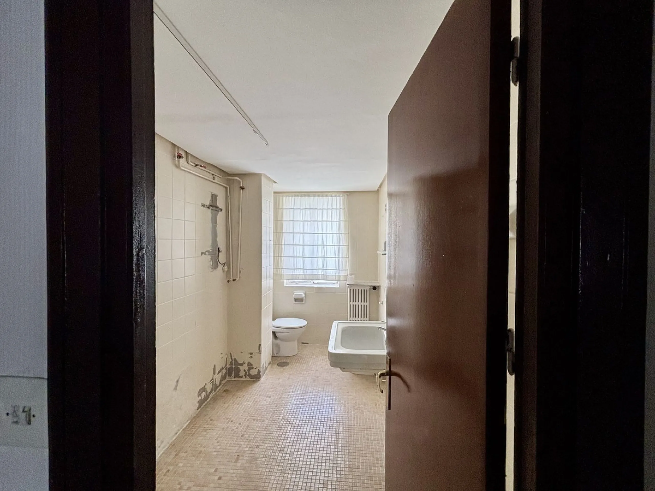 Discover a gem in the heart of Málaga! This exceptional apartment in need of renovation, located in the vibrant Soho district, offers over 300 square meters of built space and spacious rooms that inspire creativity. Located on the sixth floor, just above 