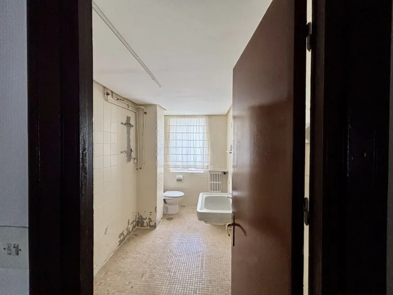 Discover a gem in the heart of Málaga! This exceptional apartment in need of renovation, located in the vibrant Soho district, offers over 300 square meters of built space and spacious rooms that inspire creativity. Located on the sixth floor, just above 
