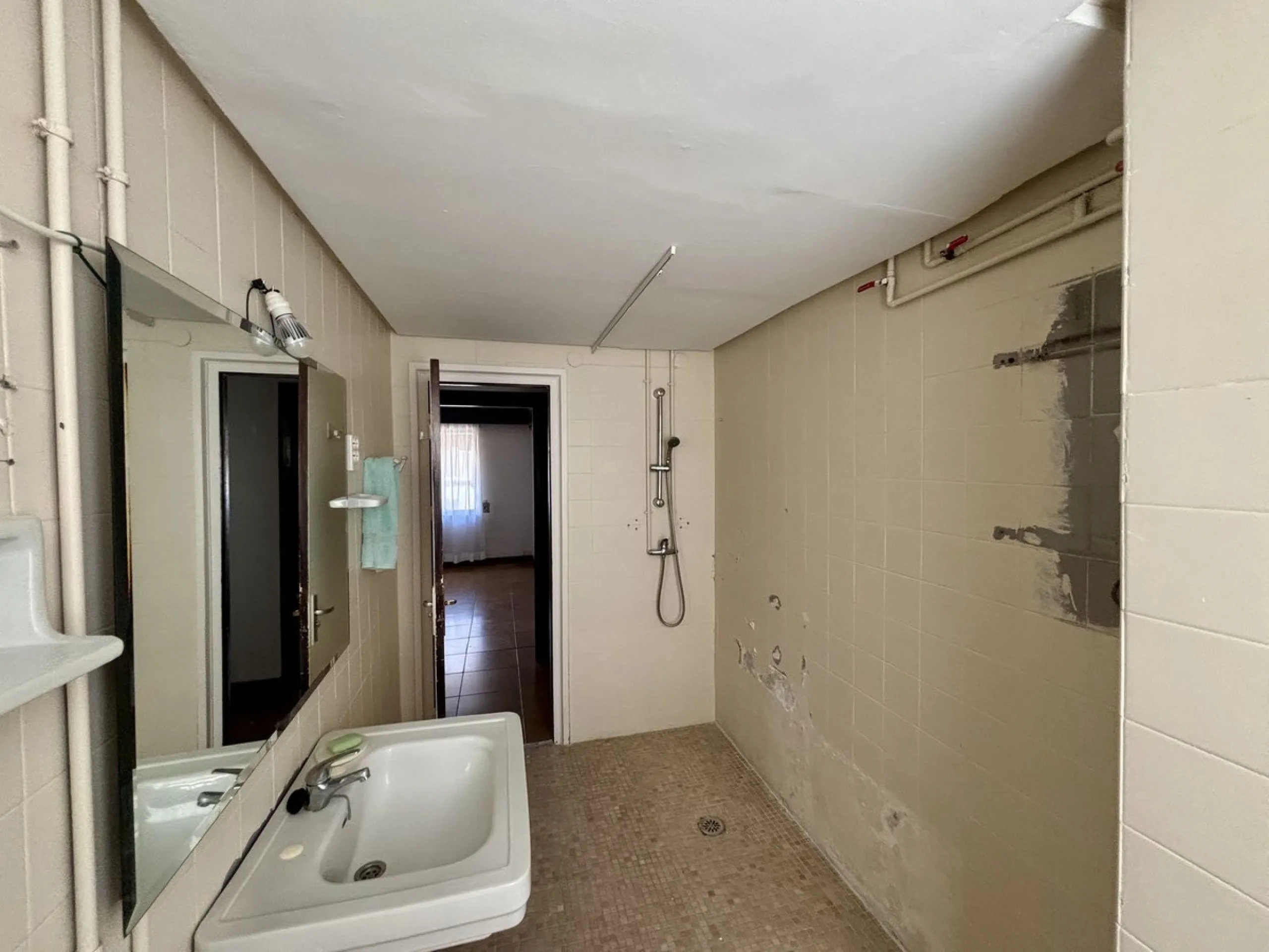 Discover a gem in the heart of Málaga! This exceptional apartment in need of renovation, located in the vibrant Soho district, offers over 300 square meters of built space and spacious rooms that inspire creativity. Located on the sixth floor, just above 