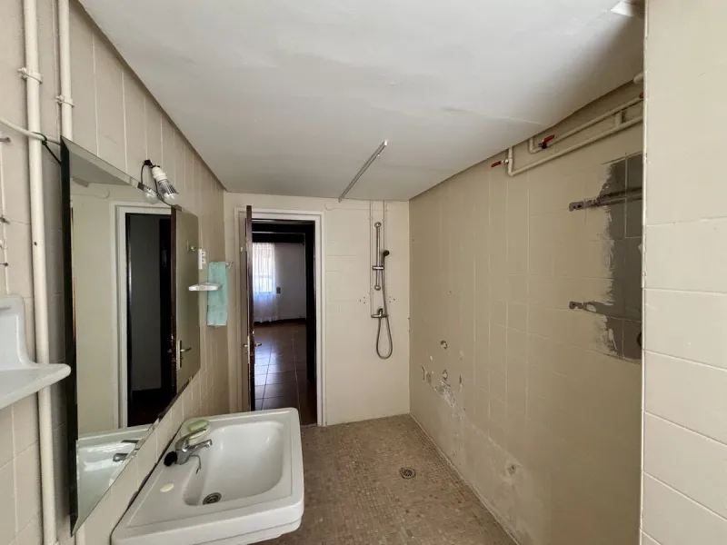 Discover a gem in the heart of Málaga! This exceptional apartment in need of renovation, located in the vibrant Soho district, offers over 300 square meters of built space and spacious rooms that inspire creativity. Located on the sixth floor, just above 
