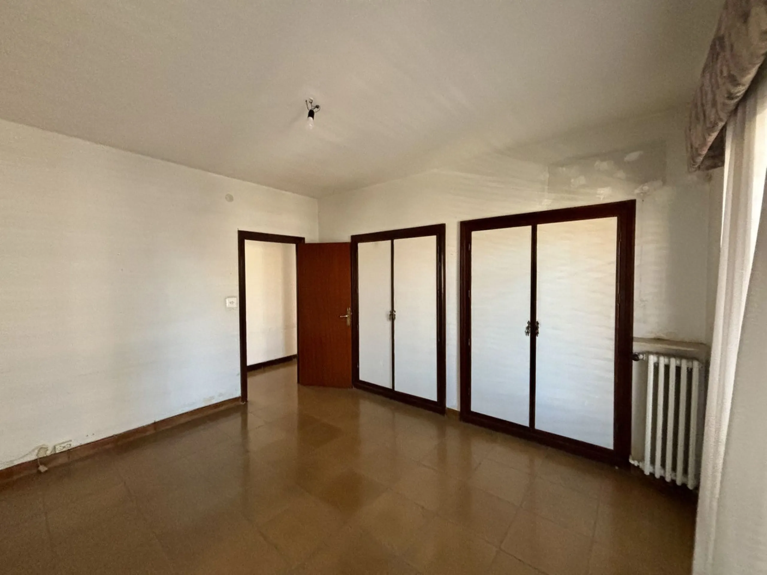 Discover a gem in the heart of Málaga! This exceptional apartment in need of renovation, located in the vibrant Soho district, offers over 300 square meters of built space and spacious rooms that inspire creativity. Located on the sixth floor, just above 